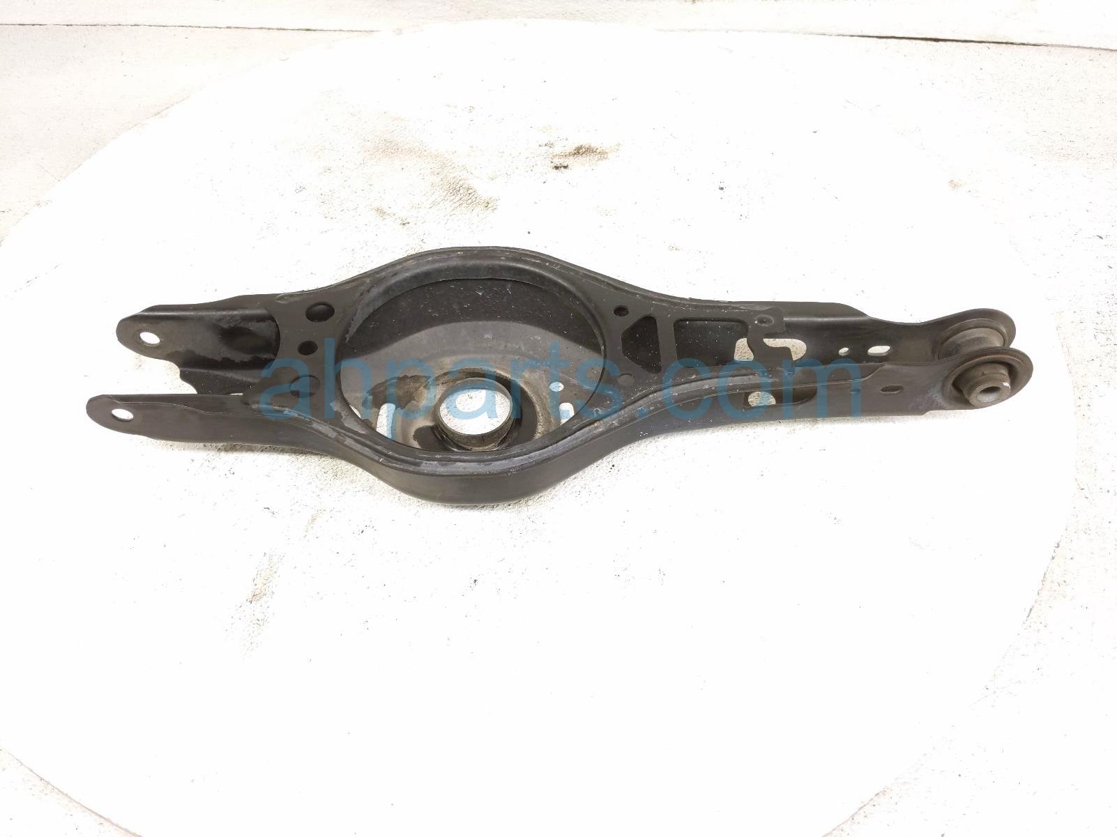 Toyota RR/LH SPRING SEAT LOWER CONTROL ARM