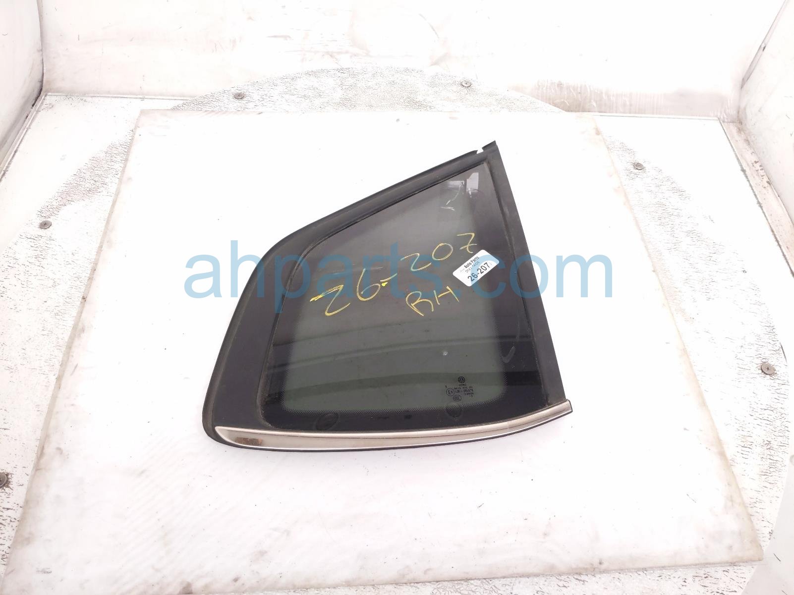 Volkswagen RH QUARTER WINDOW GLASS