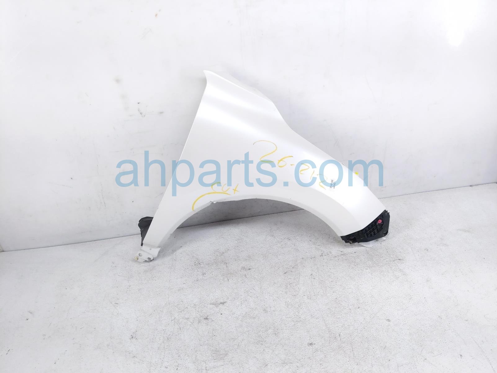 Toyota RH FENDER - WHITE *DENT