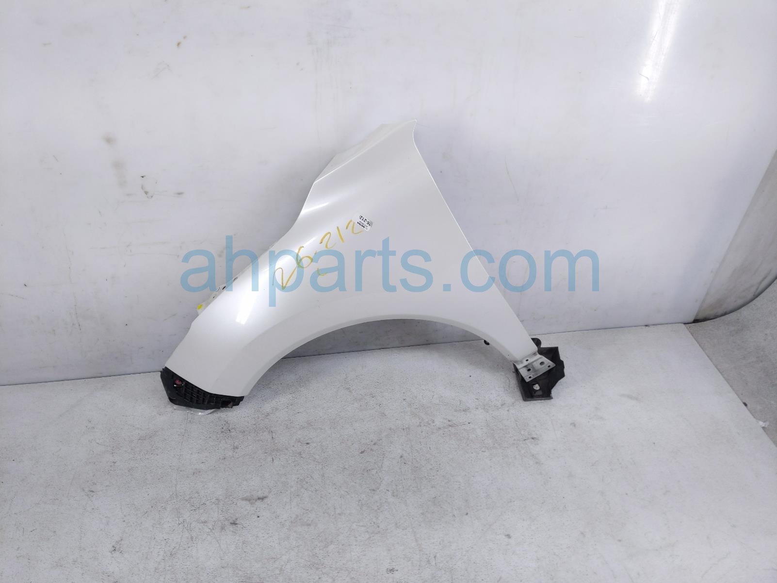 Toyota LH FENDER - WHITE