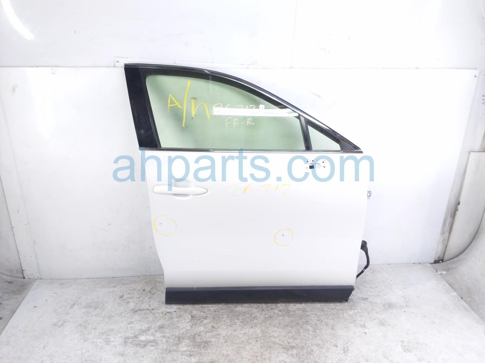 Toyota FR/RH DOOR - WHITE - NO MIRROR/TRIM*