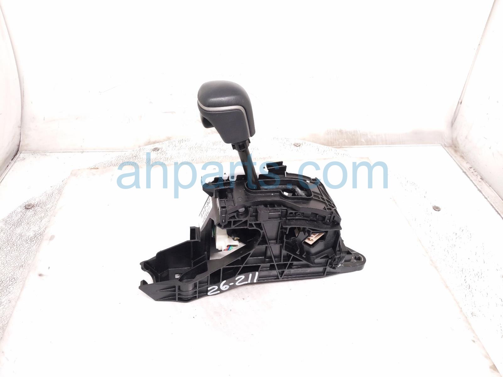 Toyota A/T FLOOR SHIFTER W/KNOB -2.5L FWD