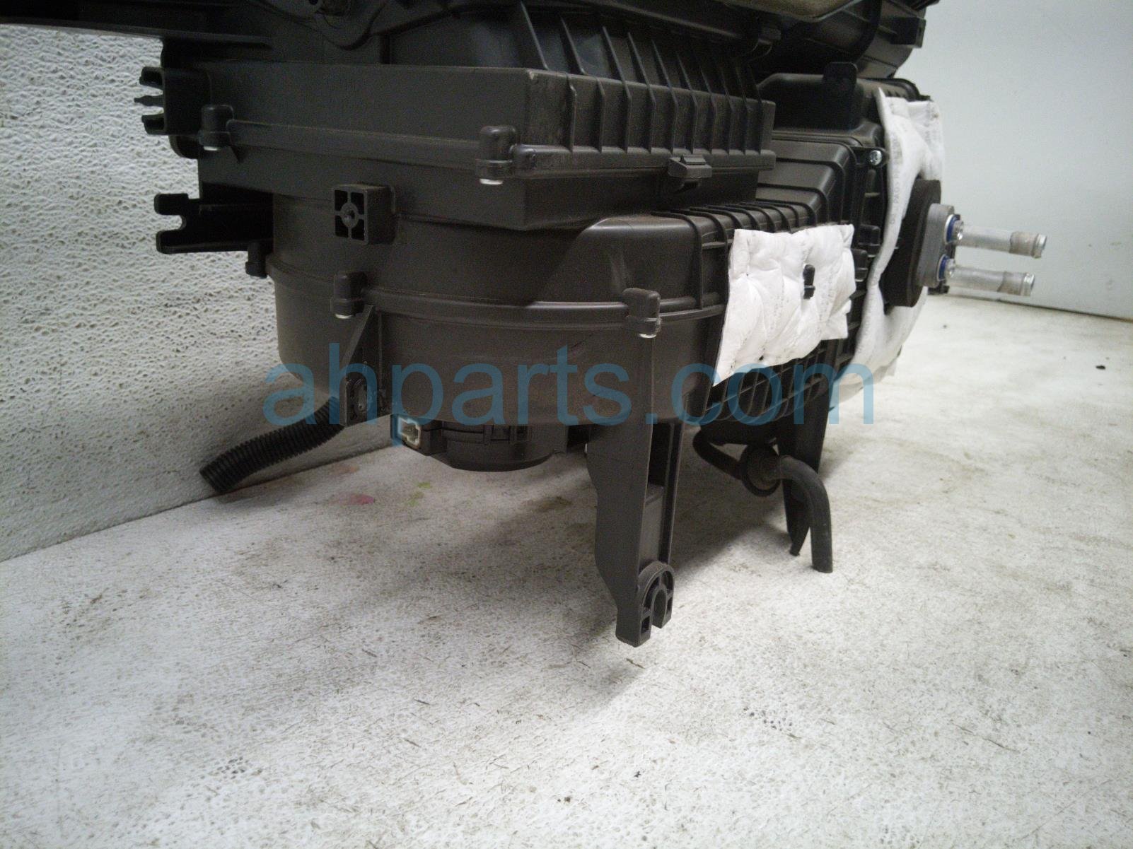 2020 Hyundai Veloster A/c Heater Core W/blower Motor 97205 J3010 Replacement 2020 Hyundai Veloster A/c Heater Core W/blower Motor 97205 J3010 Replacement thumbnail