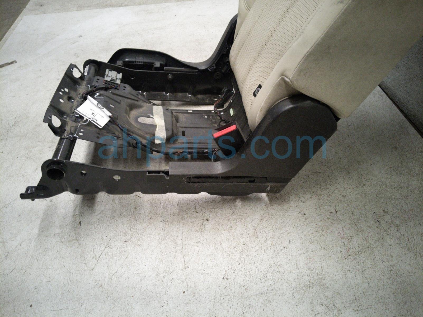 2020 Land Rover Range Rover Sport (2nd Row) Rear Passenger 2nd Row Seat Backrest ivory JK52 613A10 AA1 Replacement 2020 Land Rover Range Rover Sport (2nd Row) Rear Passenger 2nd Row Seat Backrest ivory JK52 613A10 AA1 Replacement thumbnail