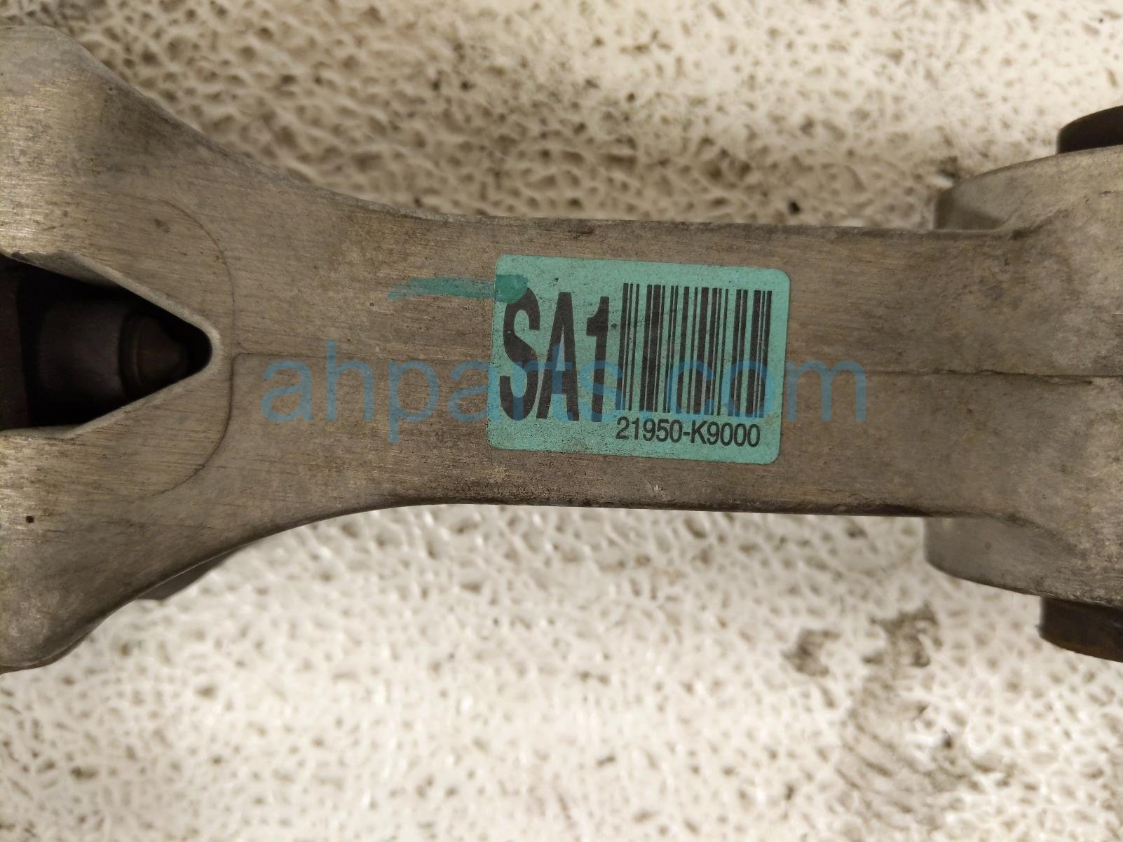 2020 Hyundai Veloster Engine/motor Rear Engine Torque Strut Mount 2.0t 21950 K9000 Replacement 2020 Hyundai Veloster Engine/motor Rear Engine Torque Strut Mount 2.0t 21950 K9000 Replacement thumbnail