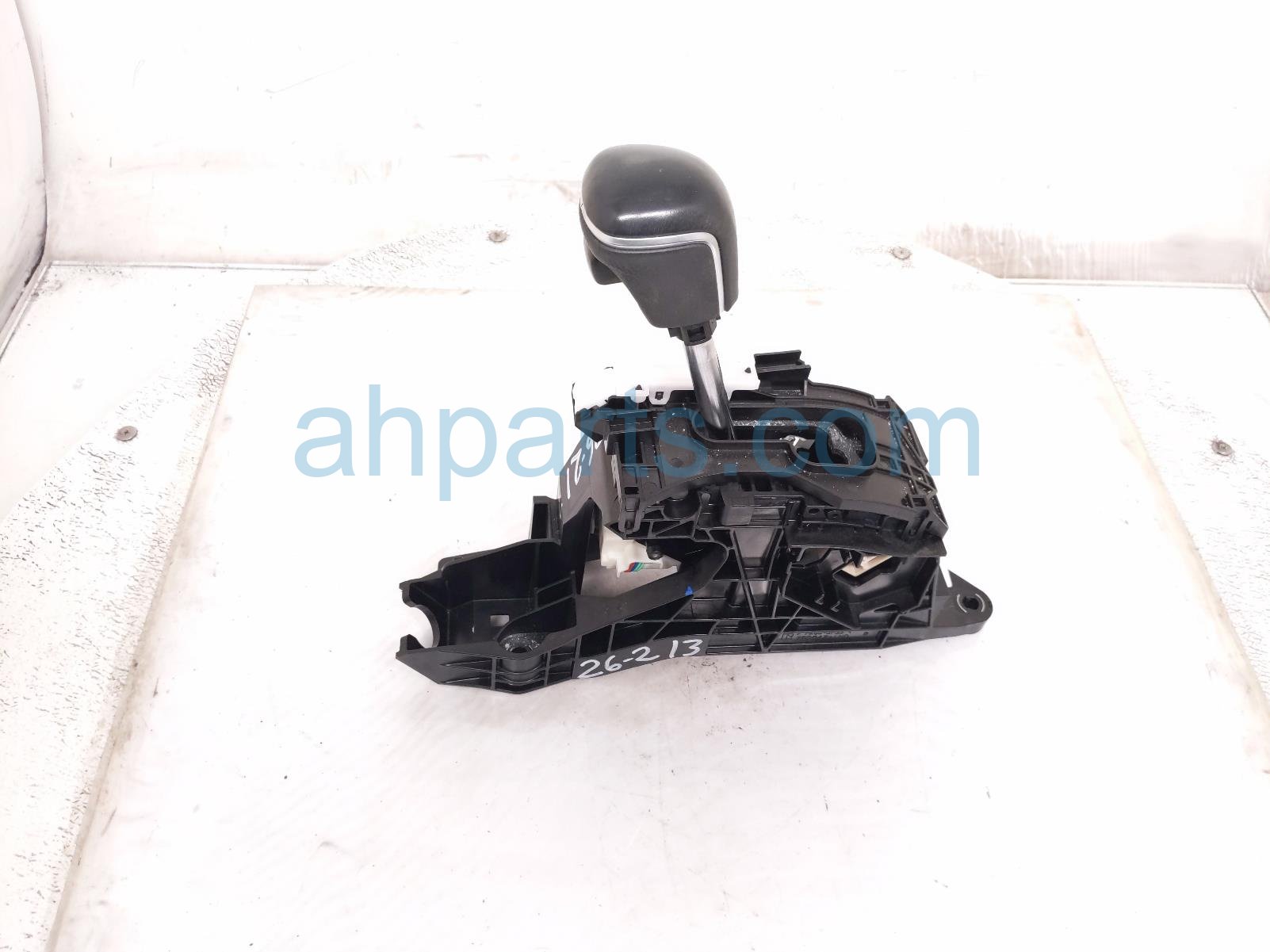 Toyota A/T FLOOR SHIFTER W/KNOB -2.5L FWD