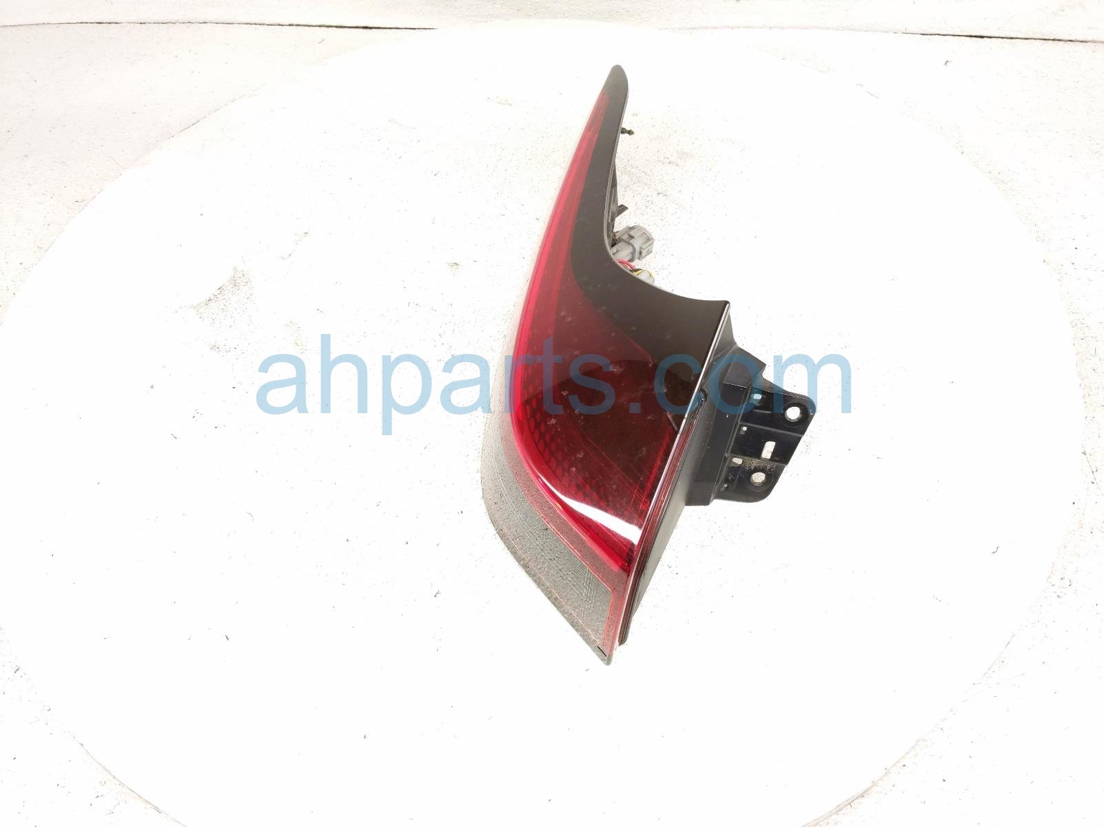Nissan LH TAIL LAMP (ON BODY)
