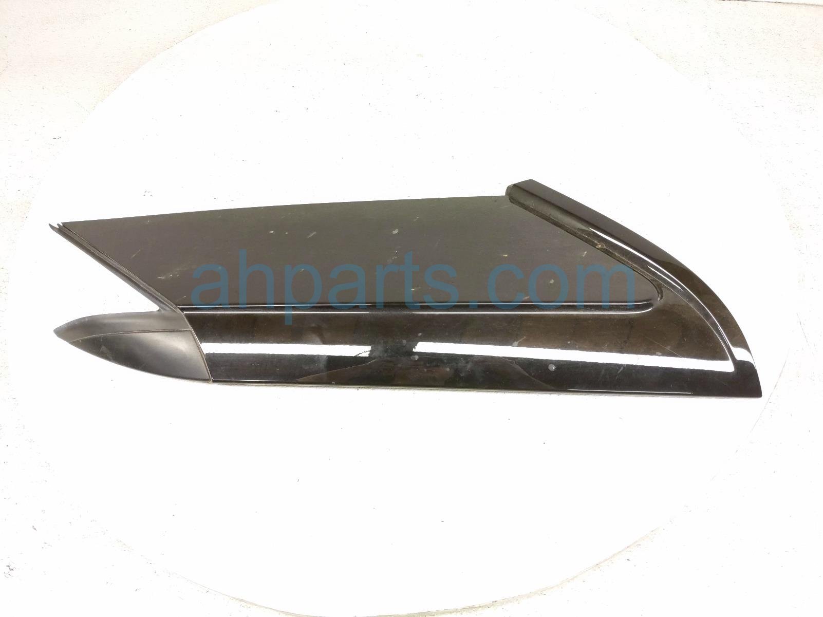 Land Rover RH REAR PILLAR TRIM GARNISH - BLK Land Rover RH REAR PILLAR TRIM GARNISH - BLK