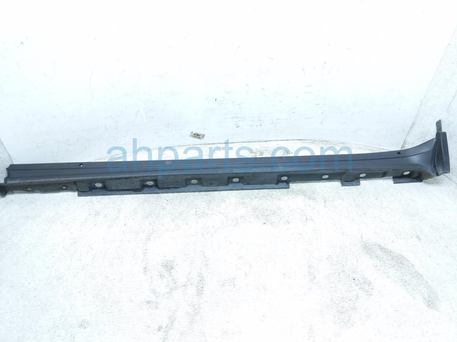 Toyota LH SIDE SKIRT / MOLDING - WHITE