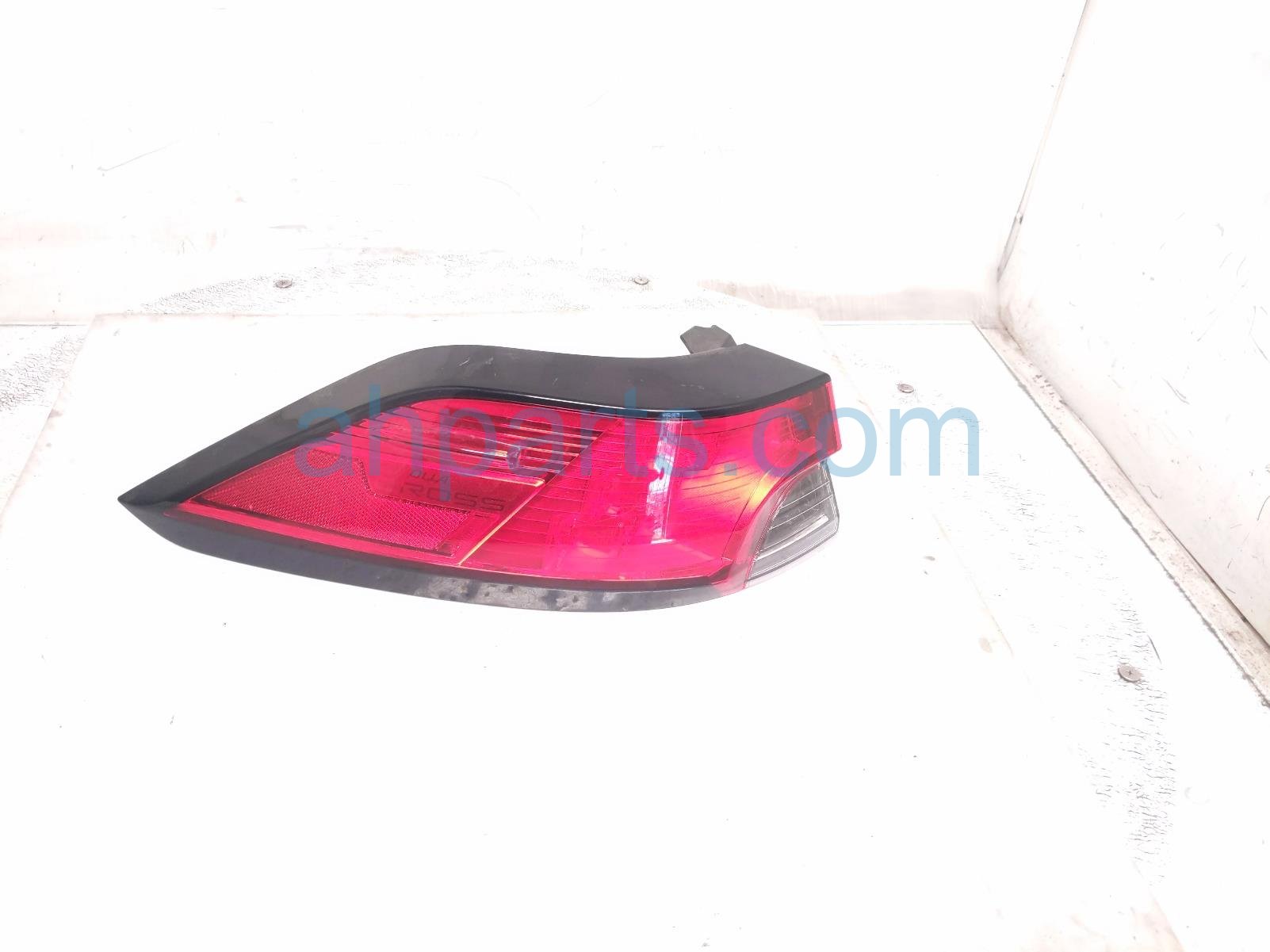 Toyota LH TAIL LAMP (ON BODY)