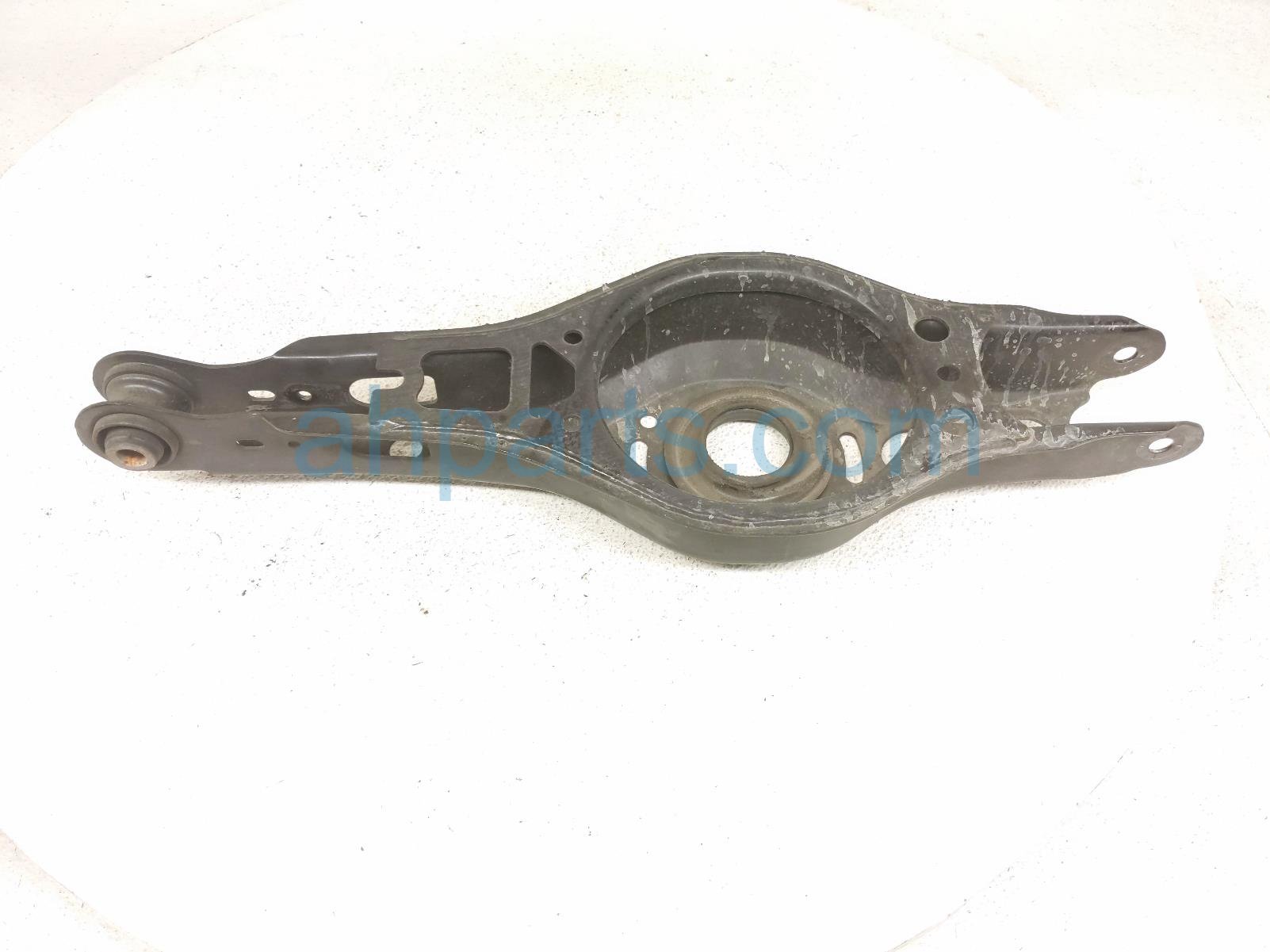 Toyota RR/LH SPRING SEAT LOWER CONTROL ARM