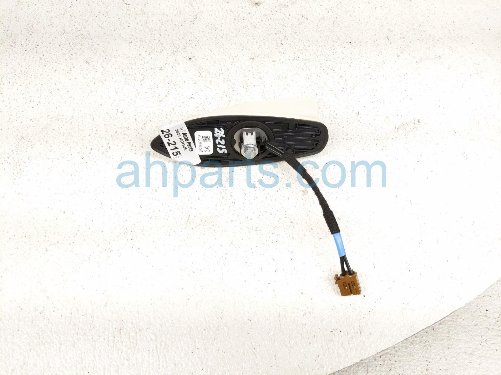 Nissan ANTENNA - ROOF MTD - SHARK FIN WHITE