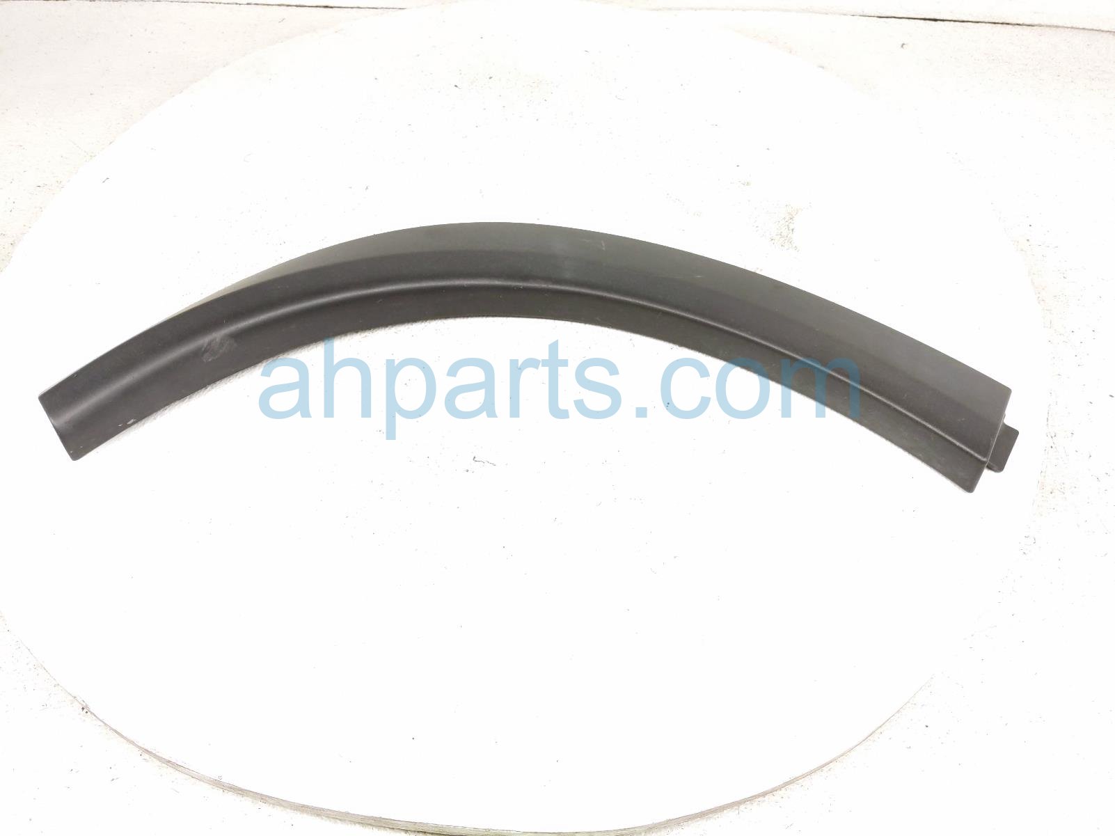 Nissan RR/RH WHEEL OPENING MOLDING - WHITE