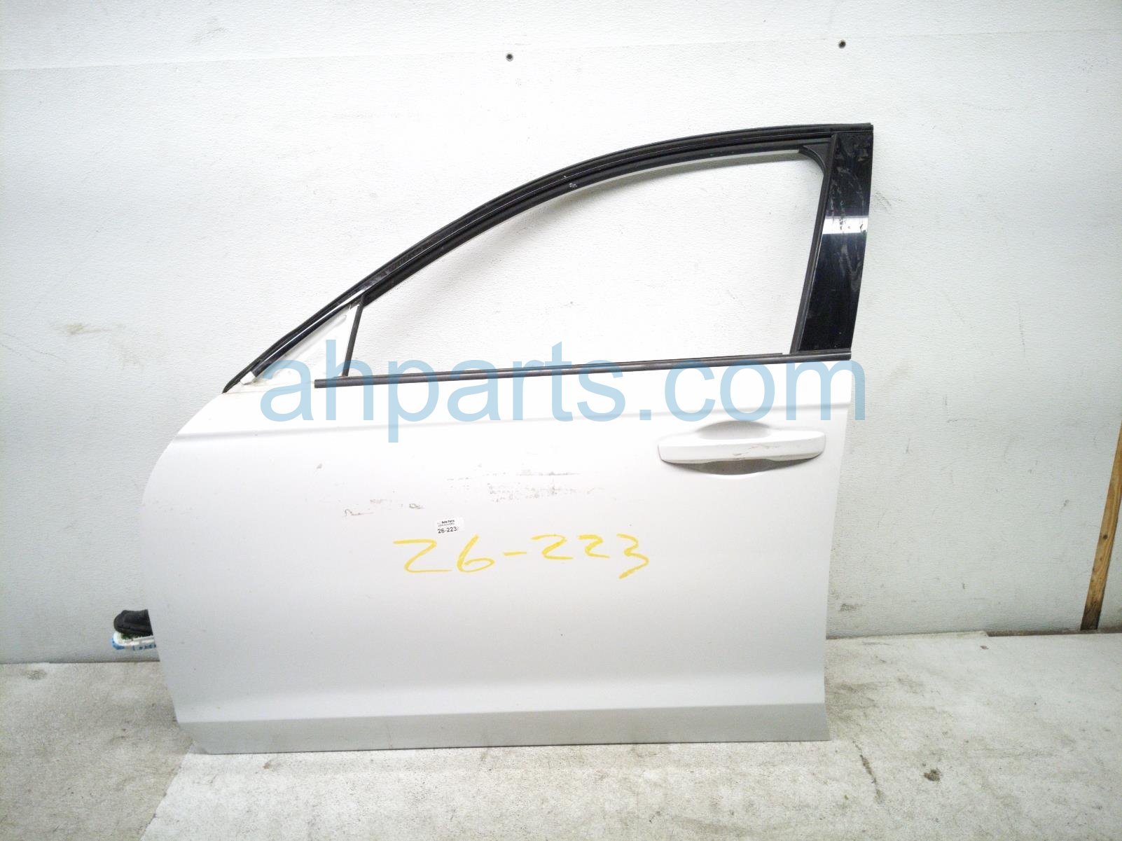 $895 Honda FR/LH DOOR - WHITE - NO MIRROR/TRIM