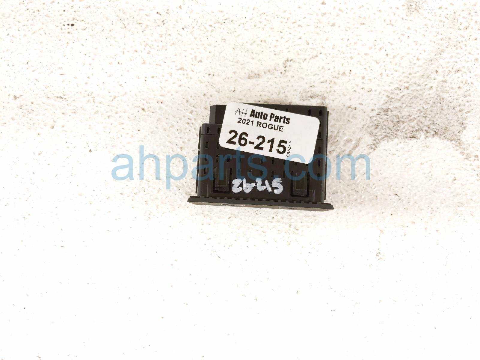 Nissan USB OUTLETS W/TRIM - LOWER DASH MTD