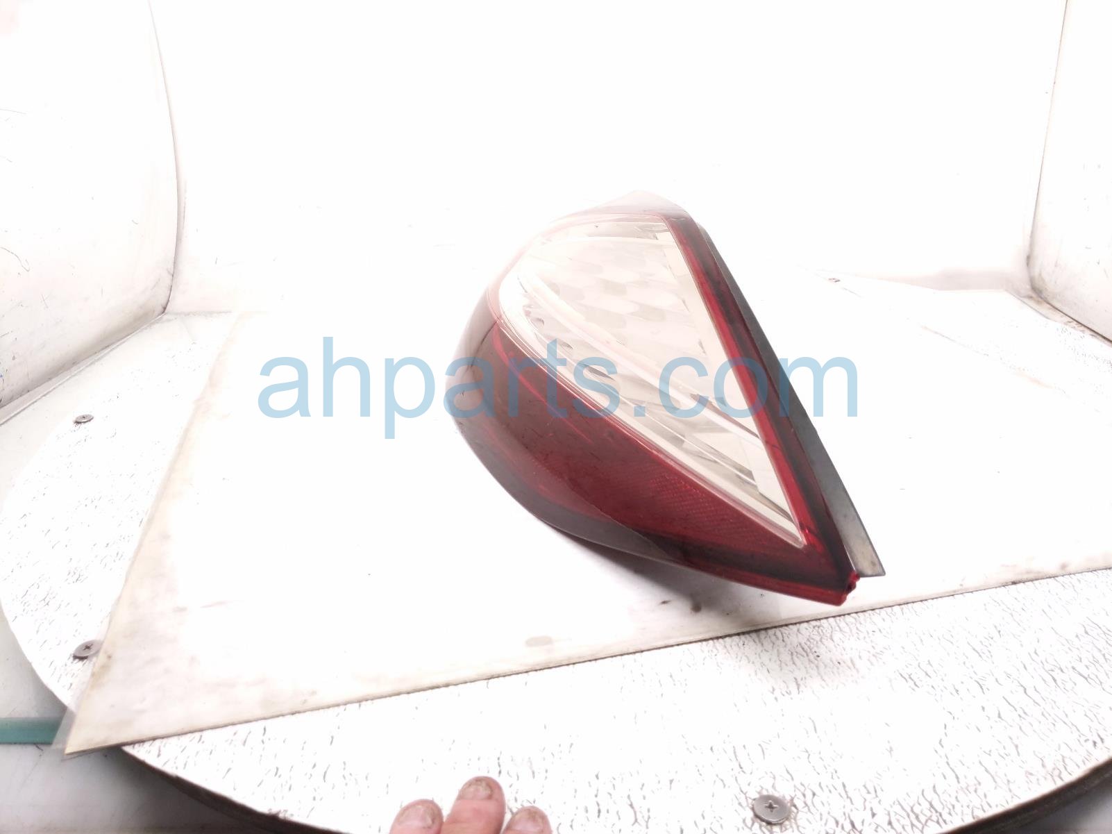 2011 Porsche Panamera Light / Rear Passenger Tail Lamp (on Body) 970 631 416 05 Replacement 2011 Porsche Panamera Light / Rear Passenger Tail Lamp (on Body) 970 631 416 05 Replacement thumbnail