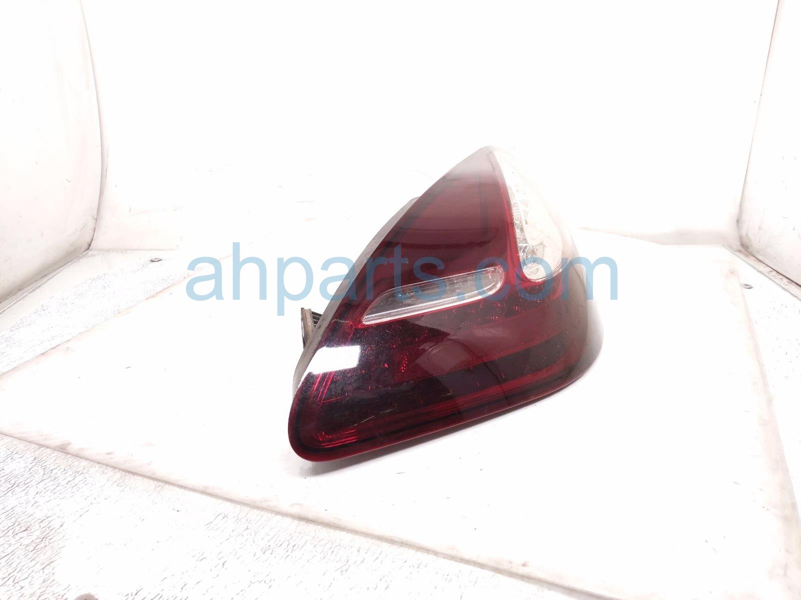 2011 Porsche Panamera Light / Rear Passenger Tail Lamp (on Body) 970 631 416 05 Replacement 2011 Porsche Panamera Light / Rear Passenger Tail Lamp (on Body) 970 631 416 05 Replacement thumbnail