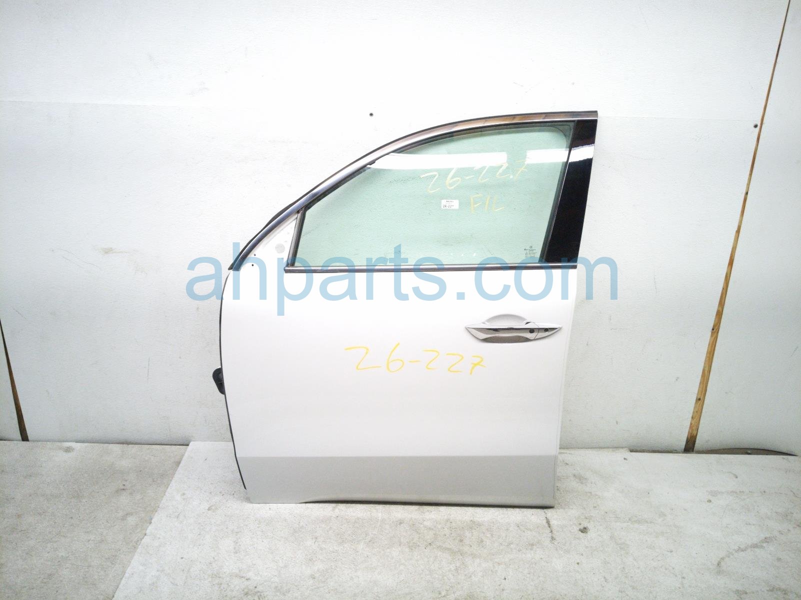Acura FR/LH DOOR - WHITE - NO MIRROR/TRIM