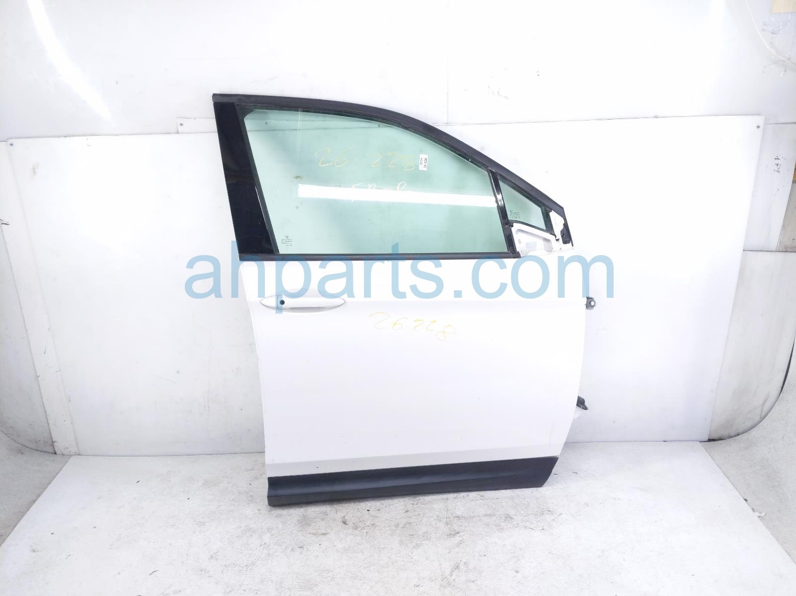 Honda FR/RH DOOR - WHITE - NO MIRROR/TRIM