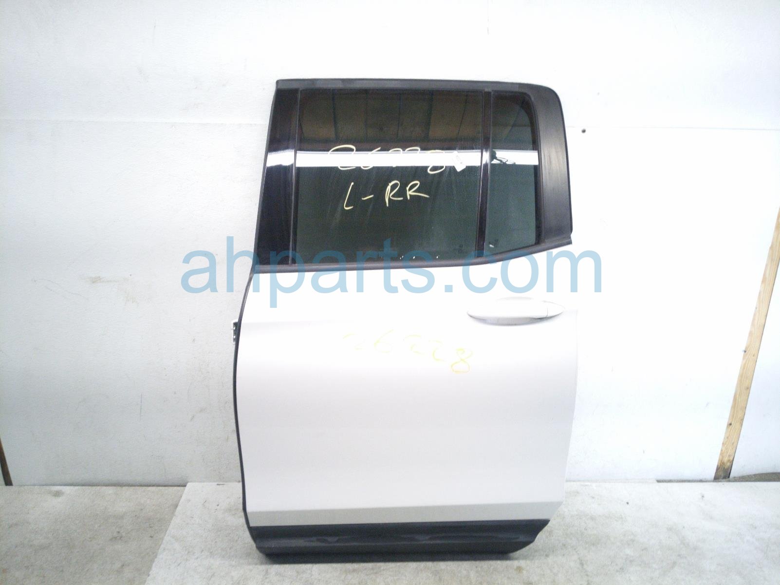 Honda RR/LH DOOR - WHITE - NO INSIDE TRIM Honda RR/LH DOOR - WHITE - NO INSIDE TRIM