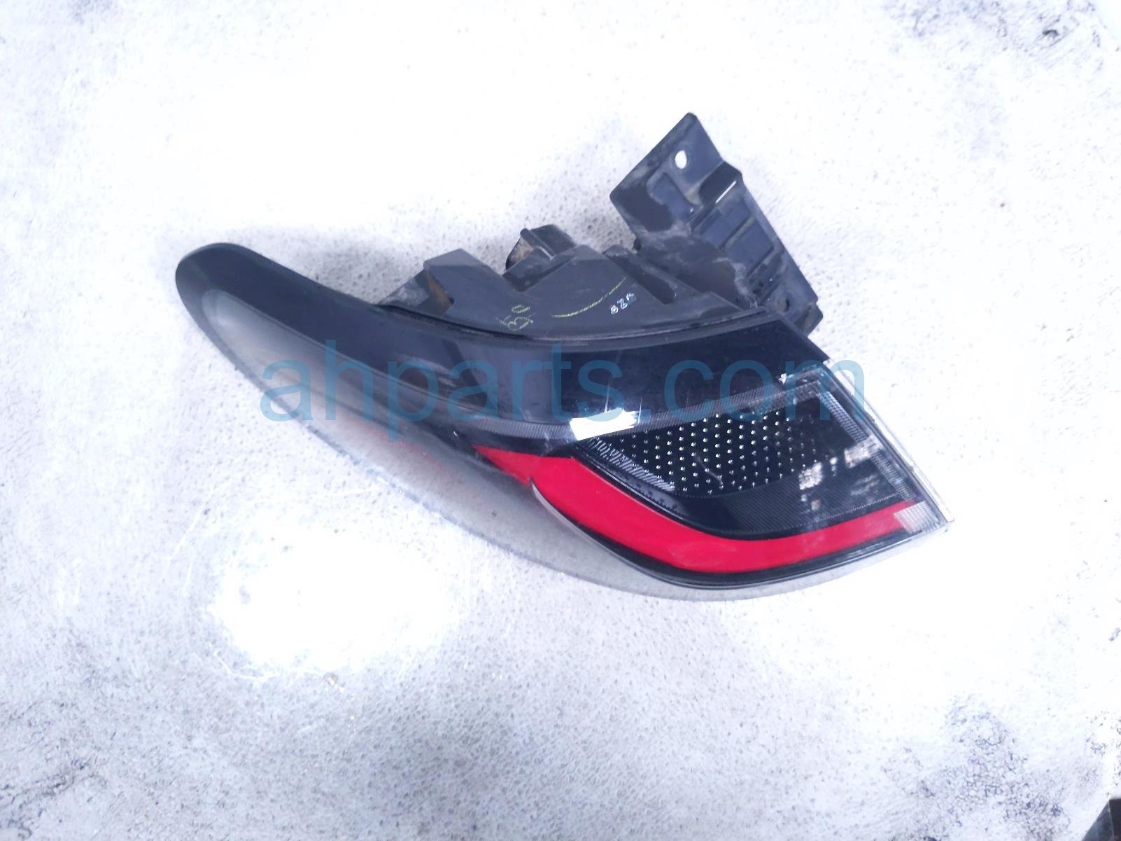 Driver TAIL LAMP (ON BODY)