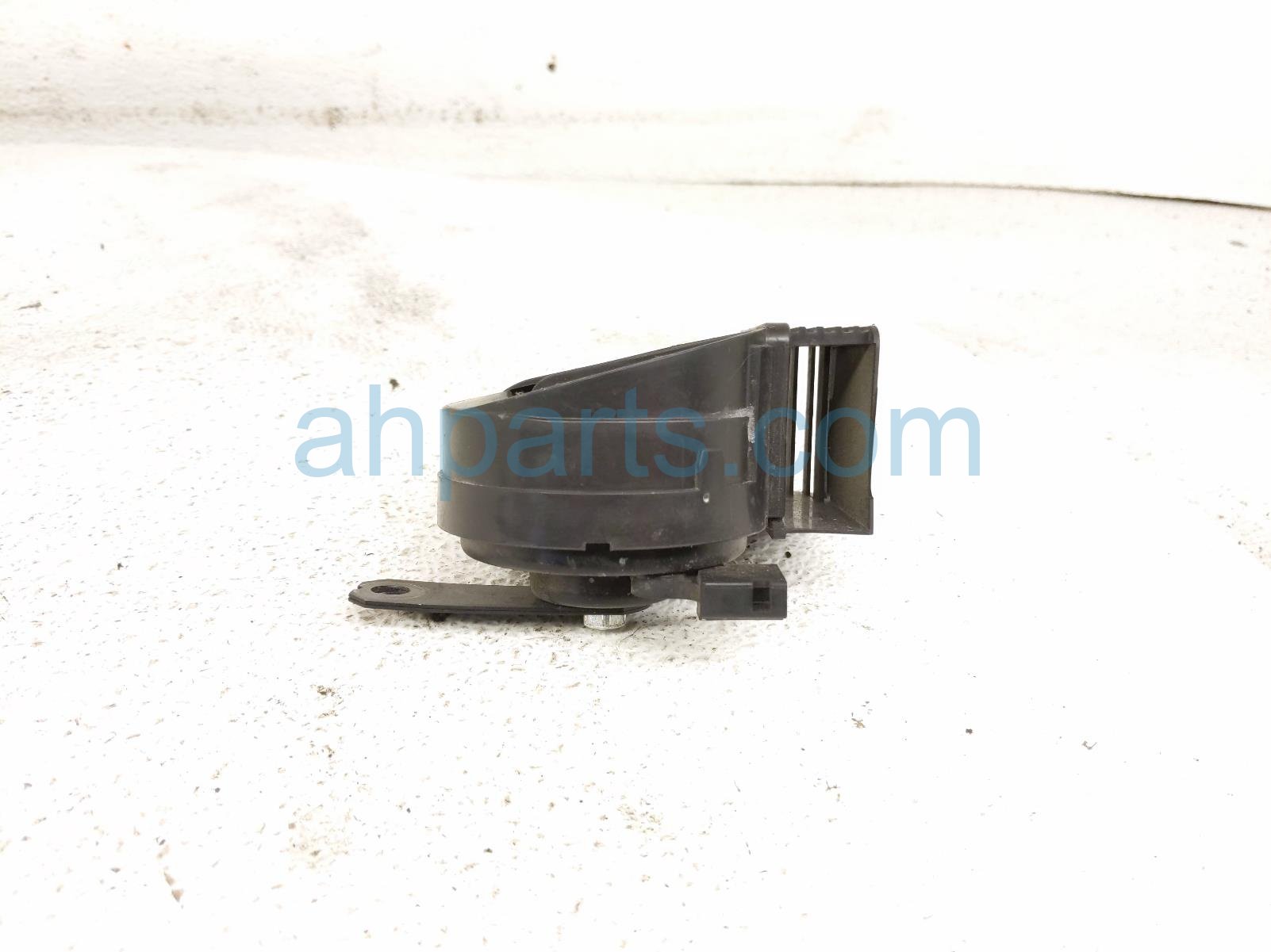 2026 Toyota Camry Low Pitch Note Horn 86520 0E020 Replacement 2026 Toyota Camry Low Pitch Note Horn 86520 0E020 Replacement thumbnail