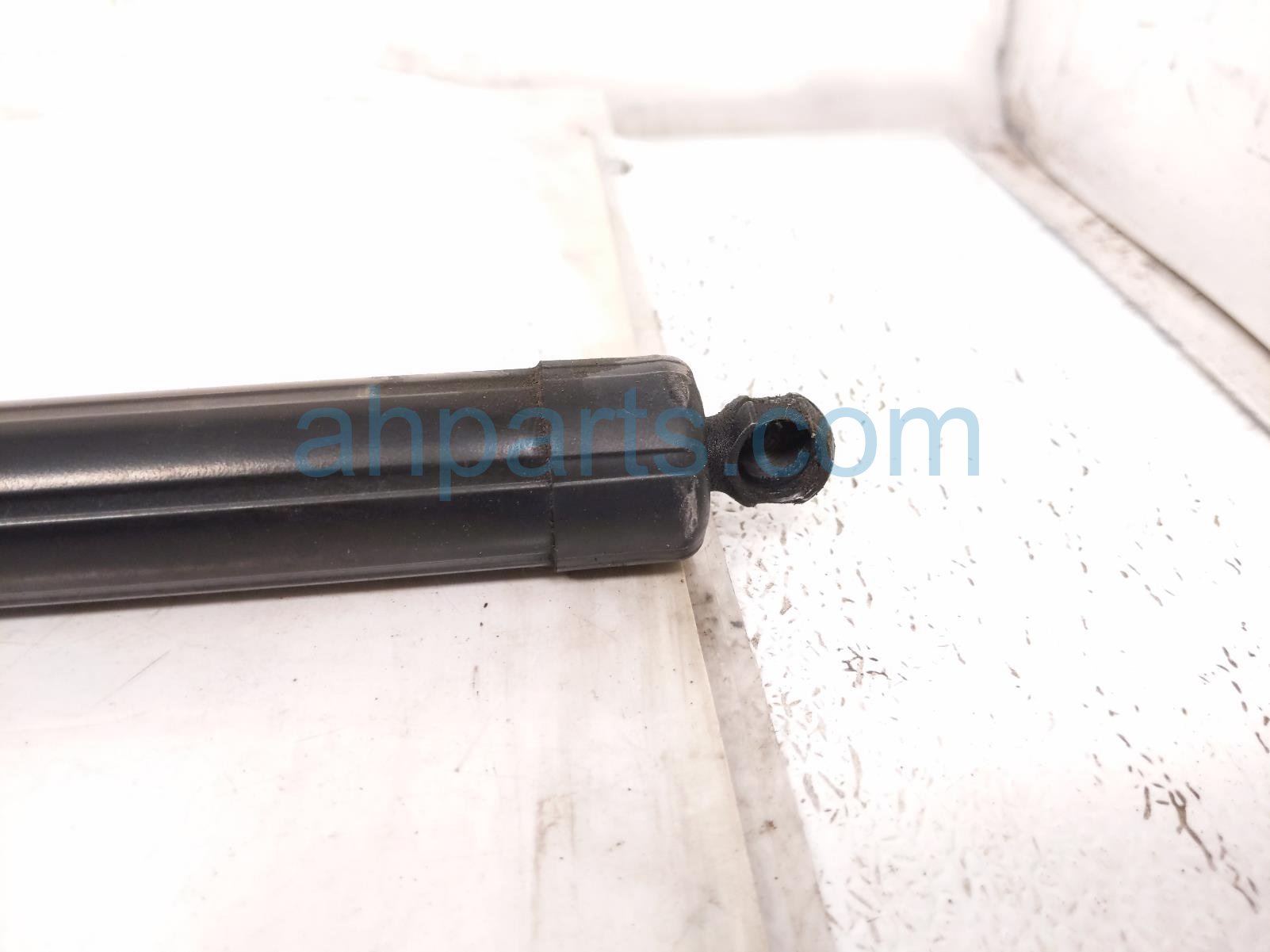 2011 Porsche Panamera Rear Passenger Power Liftgate Strut/shock 970 512 573 20 Replacement 2011 Porsche Panamera Rear Passenger Power Liftgate Strut/shock 970 512 573 20 Replacement thumbnail