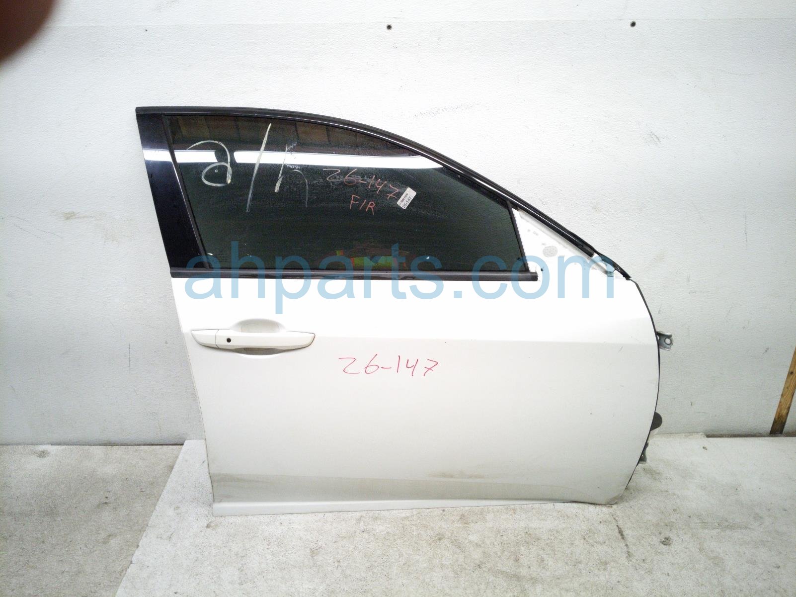 $649 Honda FR/RH DOOR - WHITE - NO MIRROR/TRIM