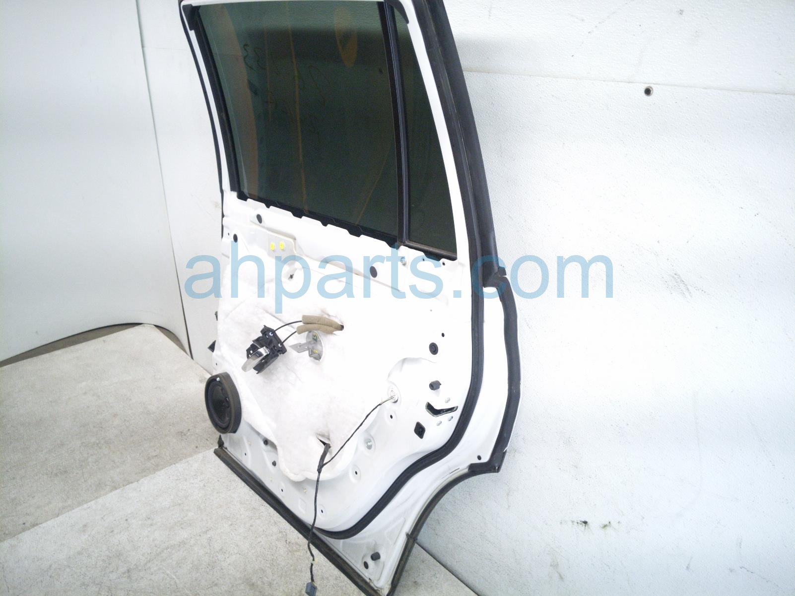 2020 Honda Pilot Rear Passenger Door White No Inside Trim* 67510 TG7 A01ZZ Replacement 2020 Honda Pilot Rear Passenger Door White No Inside Trim* 67510 TG7 A01ZZ Replacement thumbnail