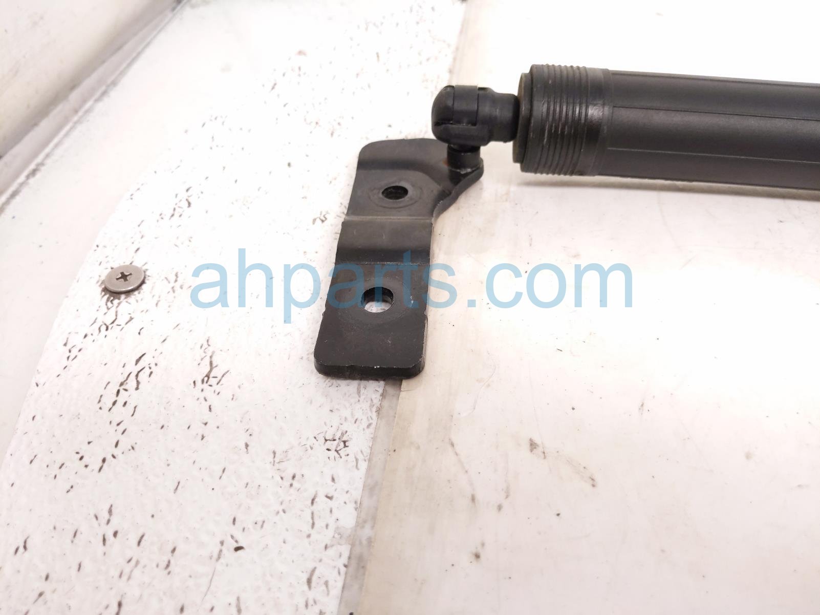 2018 BMW X5 Rear Tail Window Regulator Passenger Power Liftgate Strut Actuator 51 24 7 294 470 Replacement 2018 BMW X5 Rear Tail Window Regulator Passenger Power Liftgate Strut Actuator 51 24 7 294 470 Replacement thumbnail