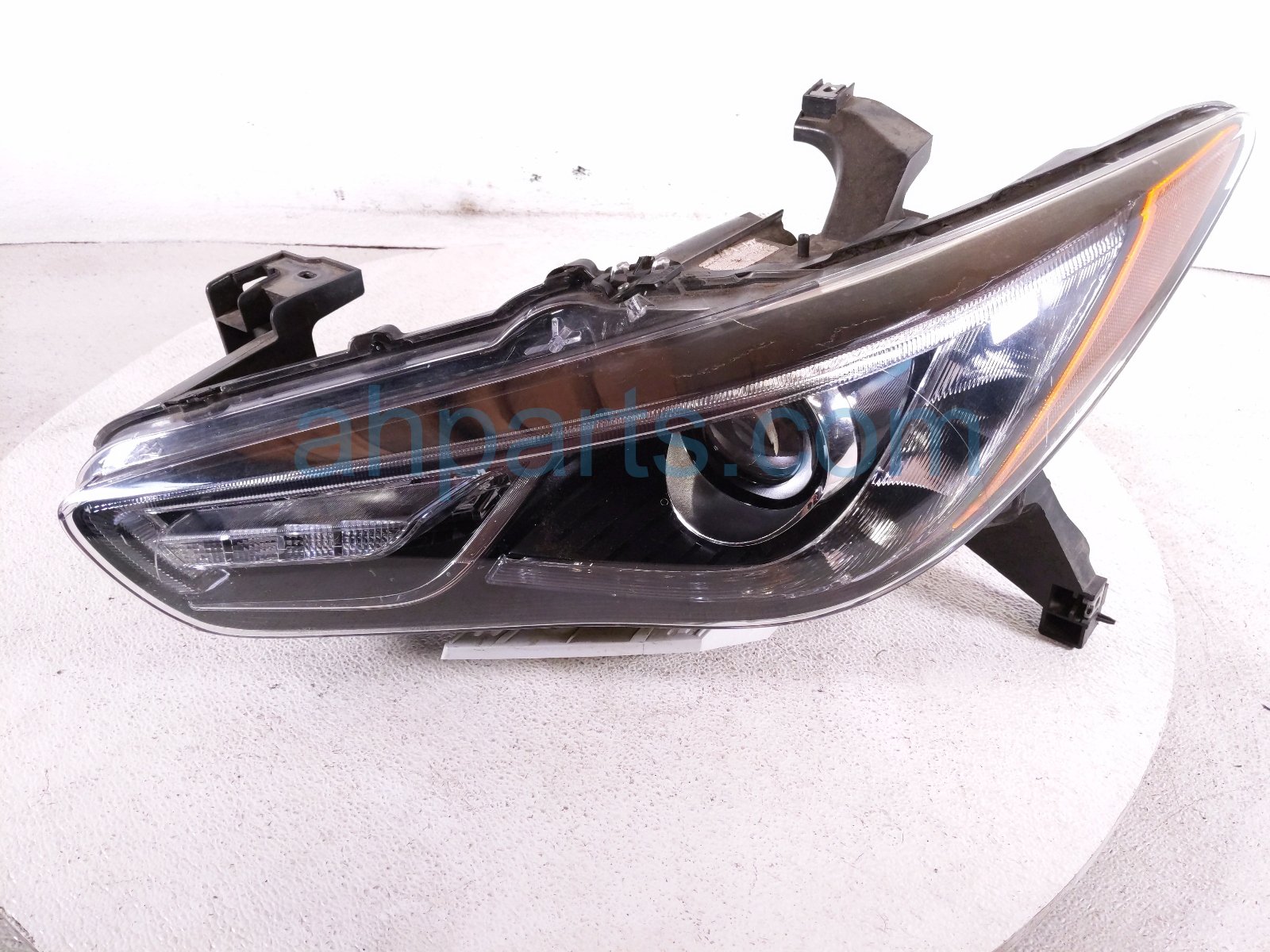 Infiniti LH HEADLAMP / LIGHT - NEEDS POLISH
