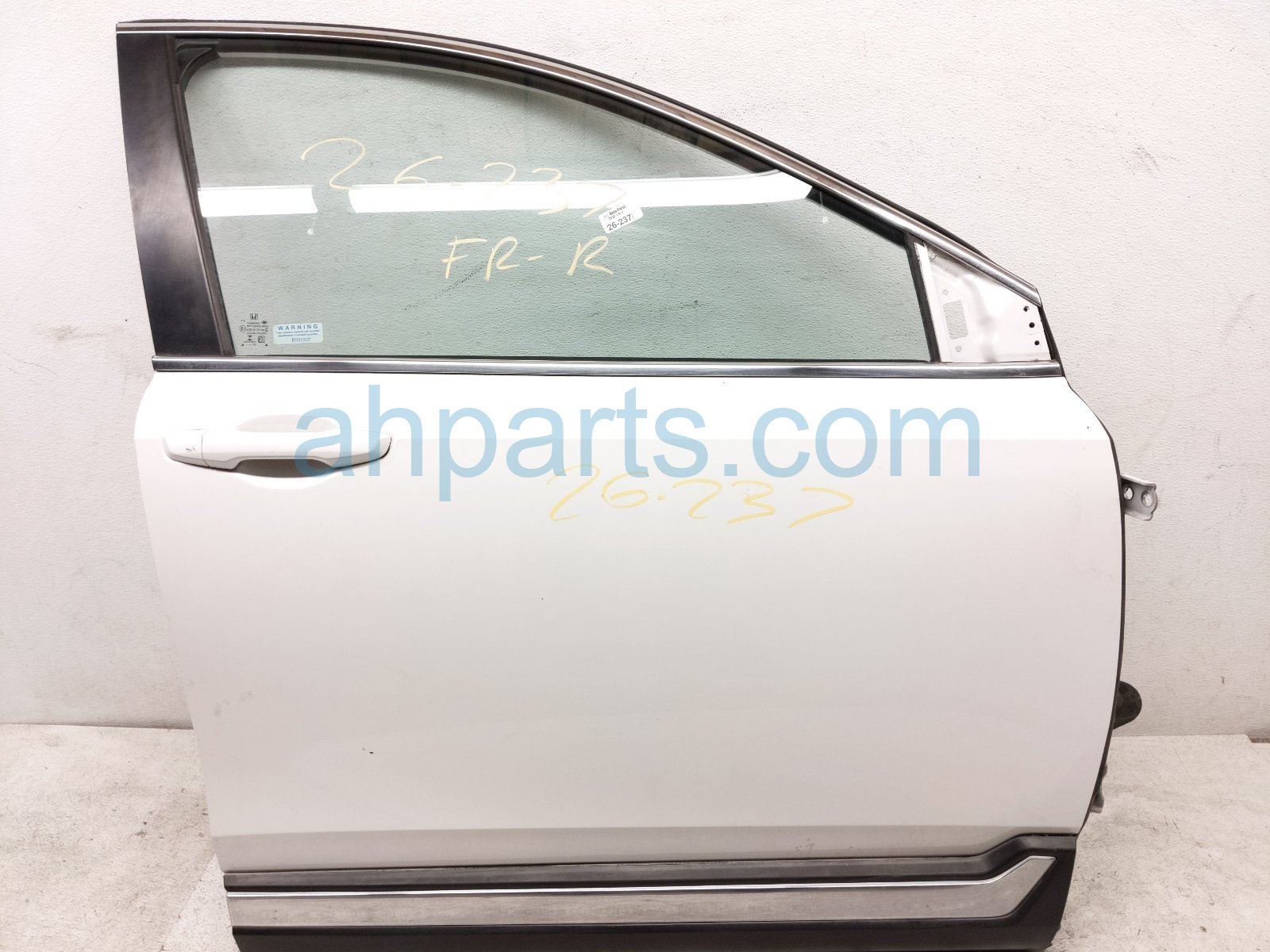 Honda FR/RH DOOR - WHITE - NO MIRROR/TRIM Honda FR/RH DOOR - WHITE - NO MIRROR/TRIM
