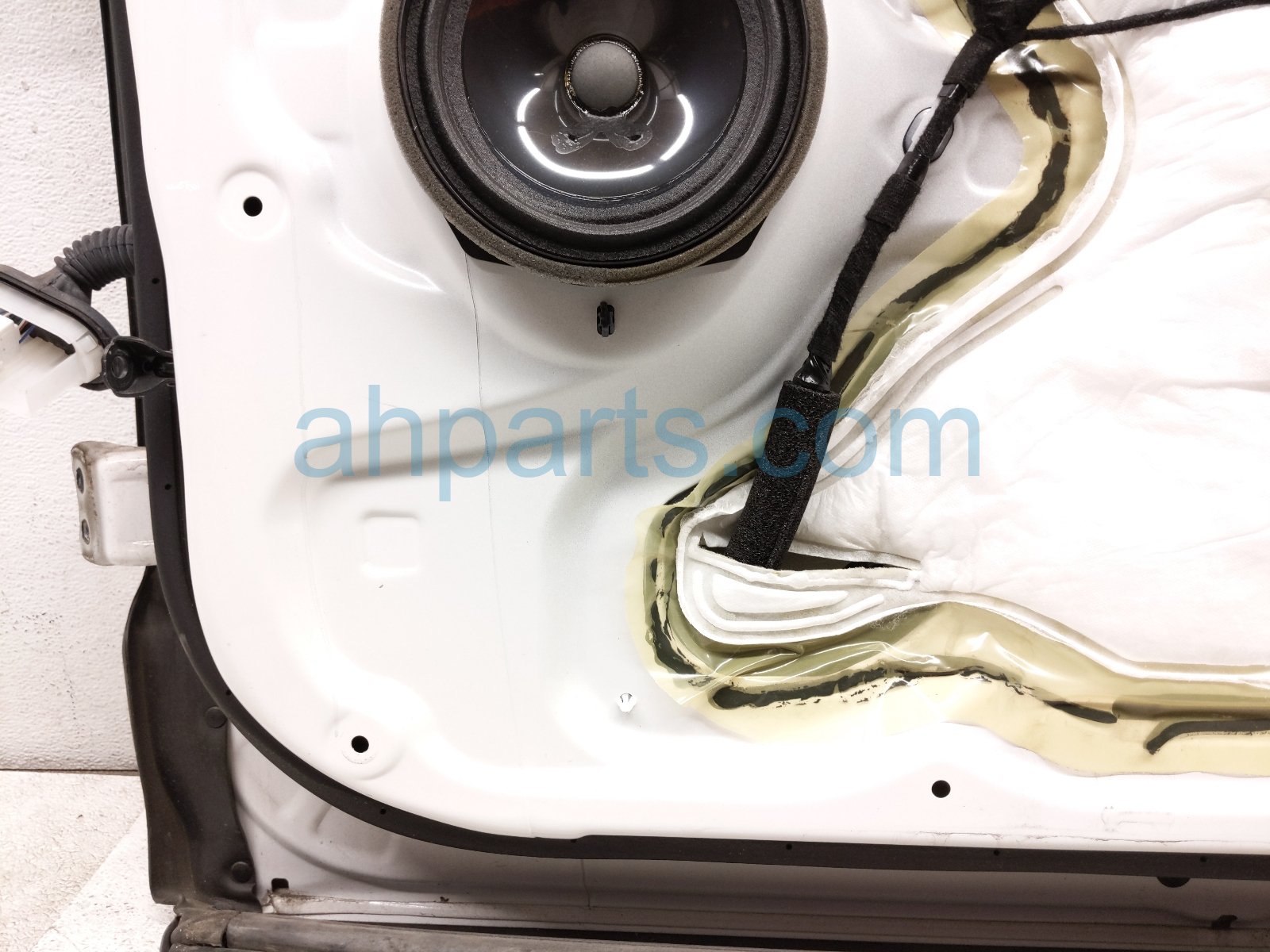 2020 Honda CR V Front Passenger Door White No Mirror/trim 67010 TLA A10ZZ Replacement 2020 Honda CR V Front Passenger Door White No Mirror/trim 67010 TLA A10ZZ Replacement thumbnail