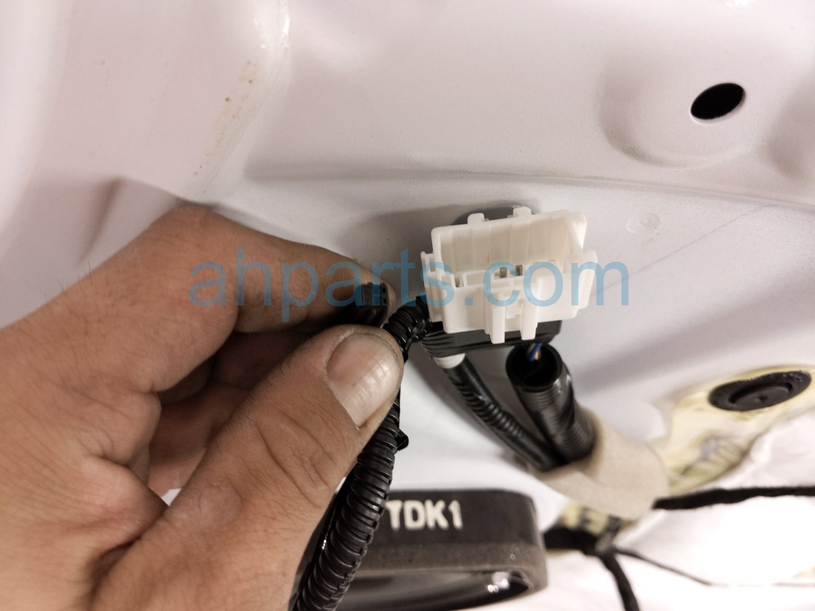 2020 Honda CR V Front Passenger Door White No Mirror/trim 67010 TLA A10ZZ Replacement 2020 Honda CR V Front Passenger Door White No Mirror/trim 67010 TLA A10ZZ Replacement thumbnail