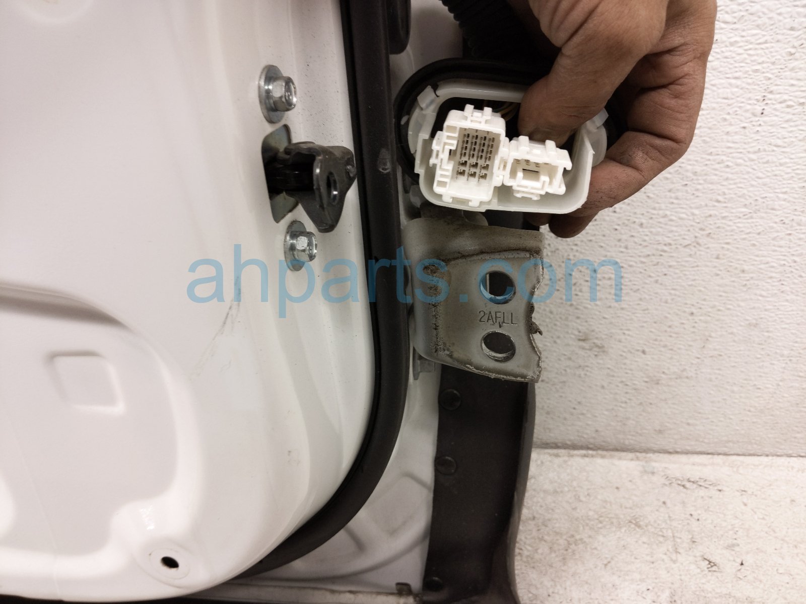 2020 Honda CR V Front Driver Door White No Mirror/trim 67050 TLA A10ZZ Replacement 2020 Honda CR V Front Driver Door White No Mirror/trim 67050 TLA A10ZZ Replacement thumbnail