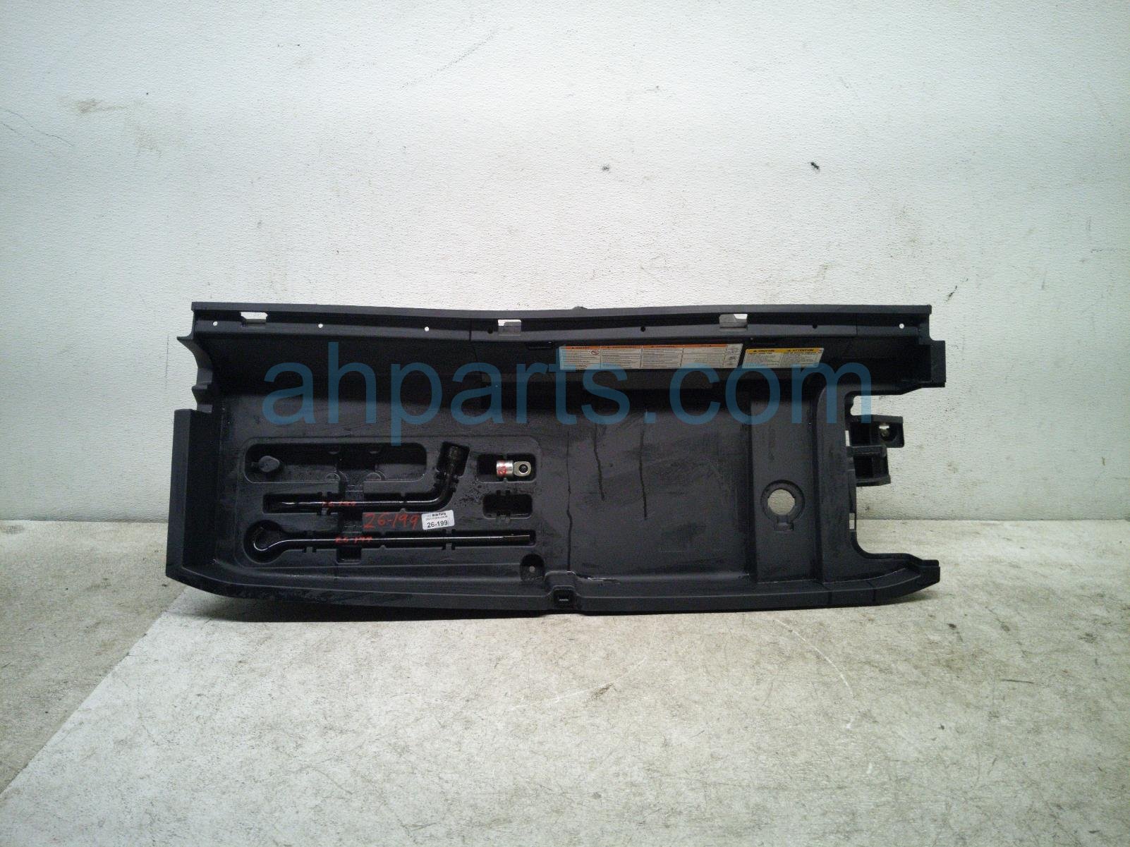 Toyota JACK TOOL SET + CARGO HOLDER Toyota JACK TOOL SET + CARGO HOLDER