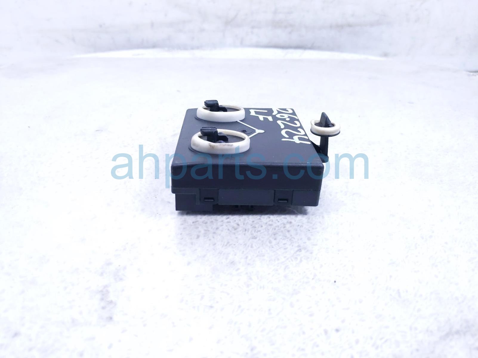 2011 Porsche Panamera Front Driver Door Control Module Unit 7PP 959 793 J Replacement 2011 Porsche Panamera Front Driver Door Control Module Unit 7PP 959 793 J Replacement thumbnail