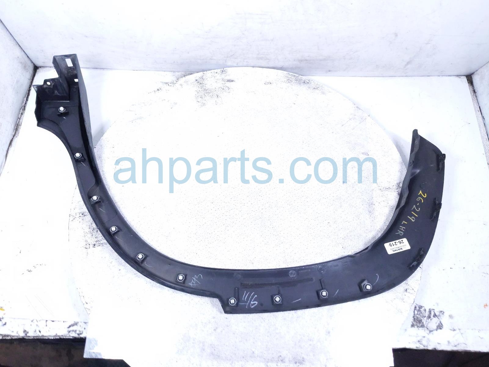 Toyota RR/LH WHEEL OPENING MOLDING - BLACK