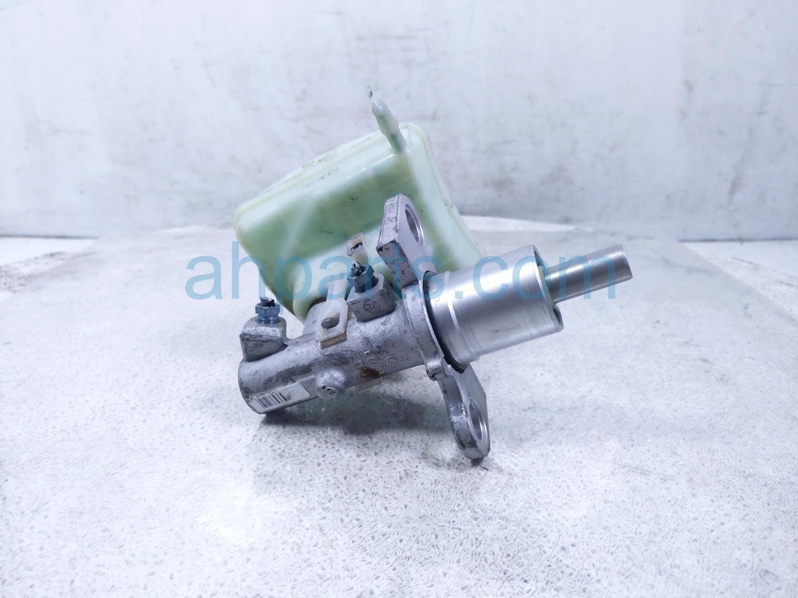 2011 Porsche Panamera Brake Master Cylinder W/reservoir 970 355 013 01 Replacement 2011 Porsche Panamera Brake Master Cylinder W/reservoir 970 355 013 01 Replacement thumbnail