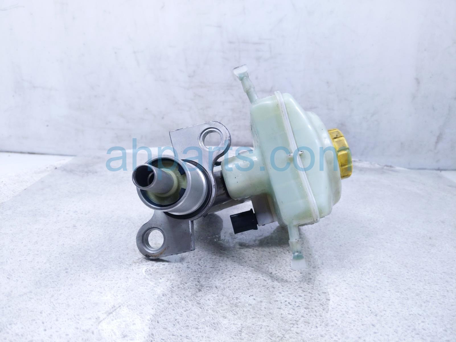 2011 Porsche Panamera Brake Master Cylinder W/reservoir 970 355 013 01 Replacement 2011 Porsche Panamera Brake Master Cylinder W/reservoir 970 355 013 01 Replacement thumbnail