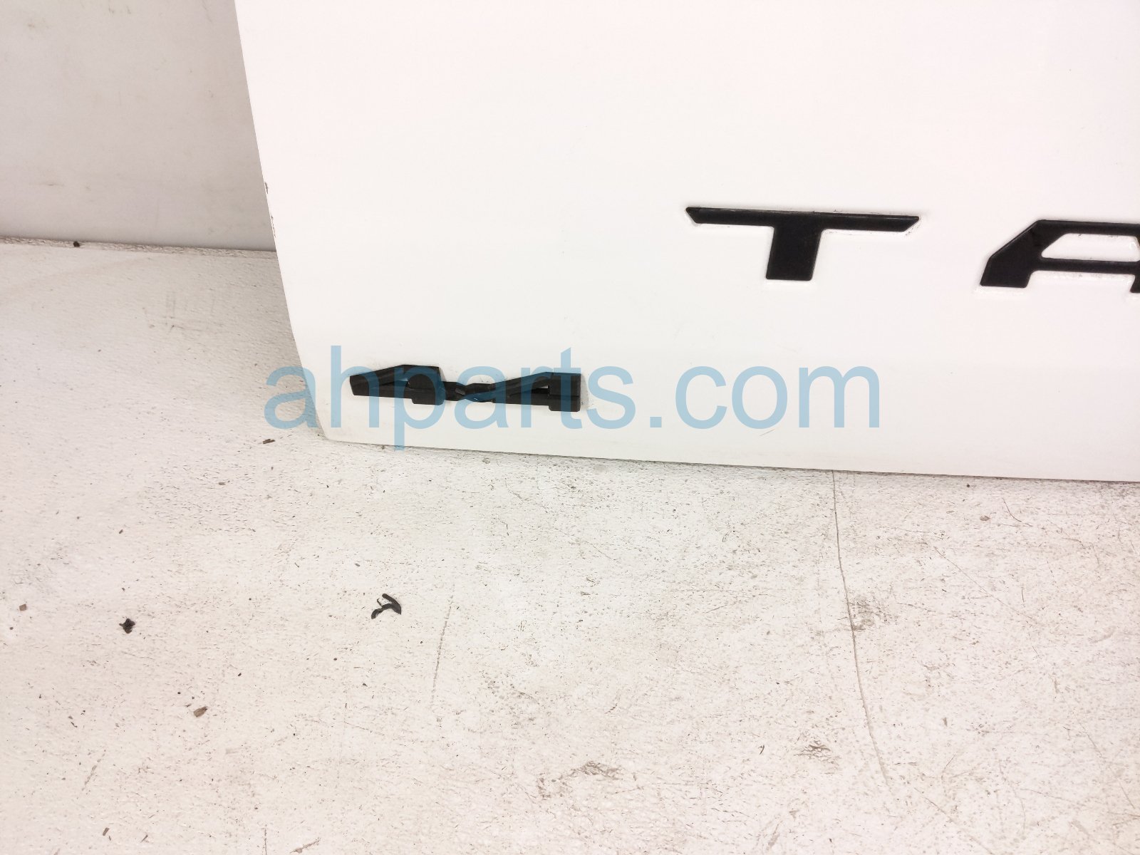 2024 Toyota Tacoma Deck Trunk Lid Lift Gate / Tail Gate White 65701 AK902 Replacement 2024 Toyota Tacoma Deck Trunk Lid Lift Gate / Tail Gate White 65701 AK902 Replacement thumbnail