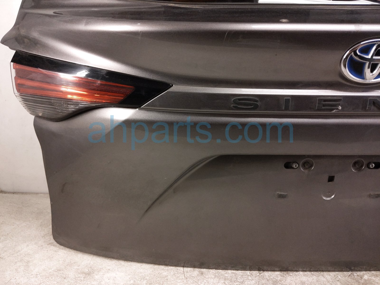 2022 Toyota Sienna Deck Trunk Lid Lift Gate / Tail Gate Grey 67005 08170 Replacement 2022 Toyota Sienna Deck Trunk Lid Lift Gate / Tail Gate Grey 67005 08170 Replacement thumbnail