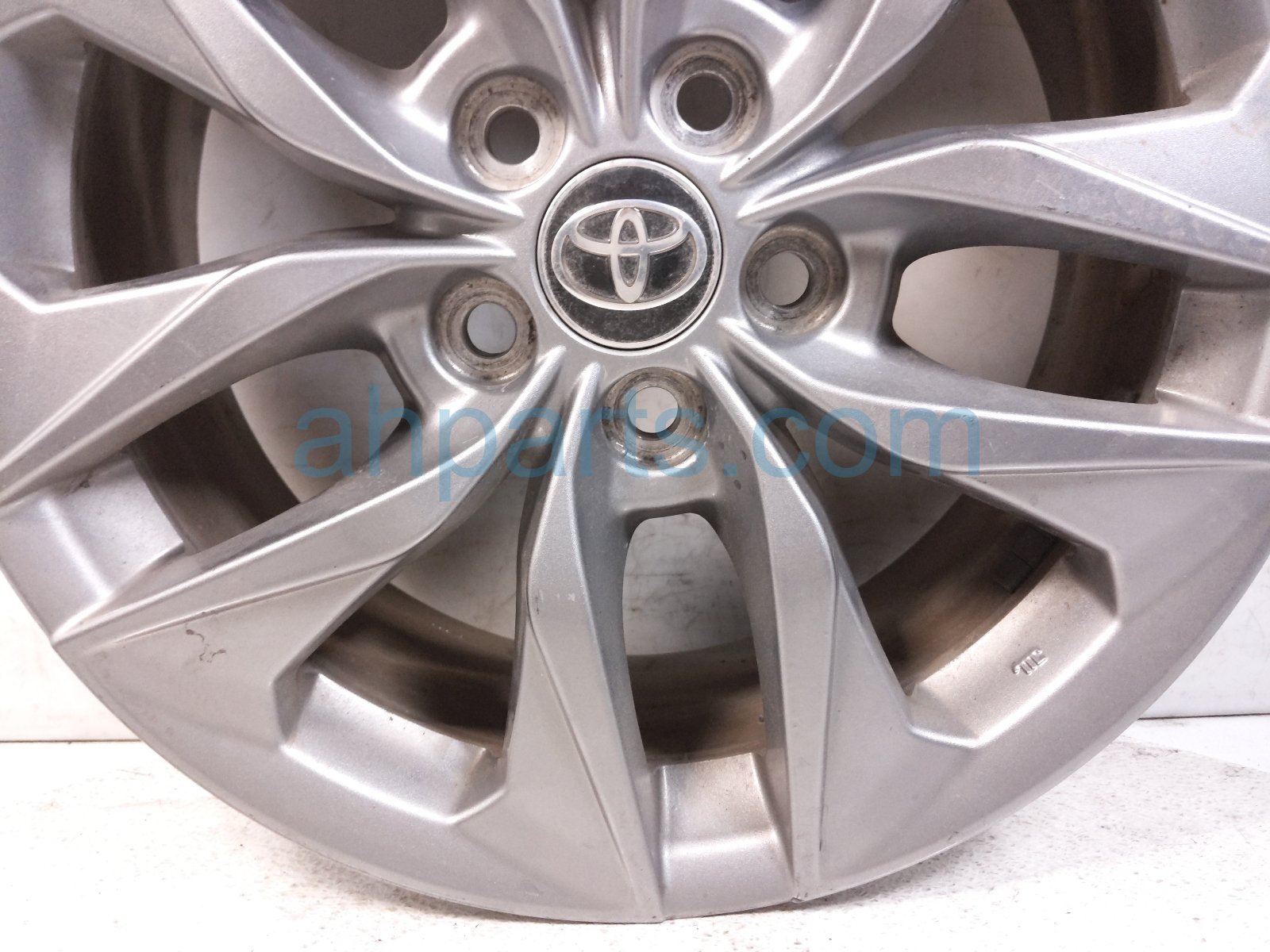 2022 Toyota Sienna Front Driver Wheel / Rim 42611 08200 Replacement 2022 Toyota Sienna Front Driver Wheel / Rim 42611 08200 Replacement thumbnail
