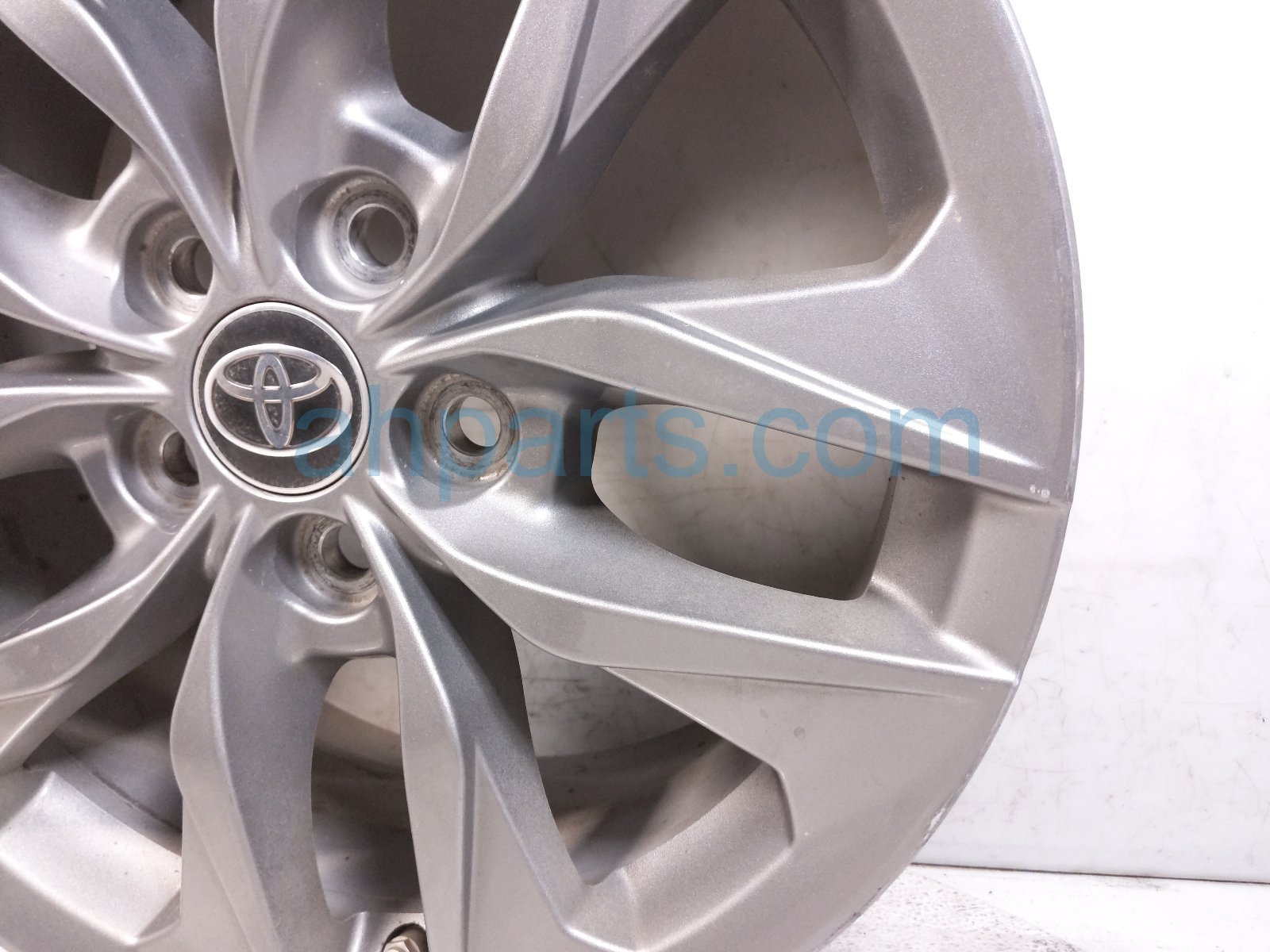 2022 Toyota Sienna Rear Driver Wheel / Rim 42611 08200 Replacement 2022 Toyota Sienna Rear Driver Wheel / Rim 42611 08200 Replacement thumbnail