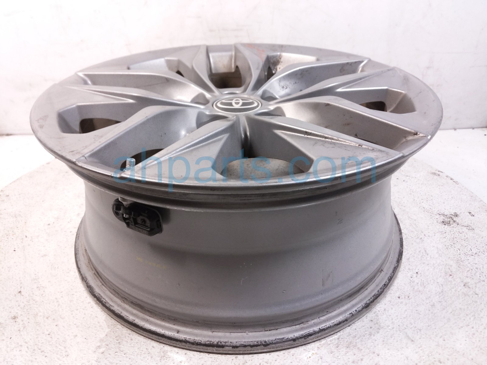 2022 Toyota Sienna Front Passenger Wheel / Rim 42611 08200 Replacement 2022 Toyota Sienna Front Passenger Wheel / Rim 42611 08200 Replacement thumbnail