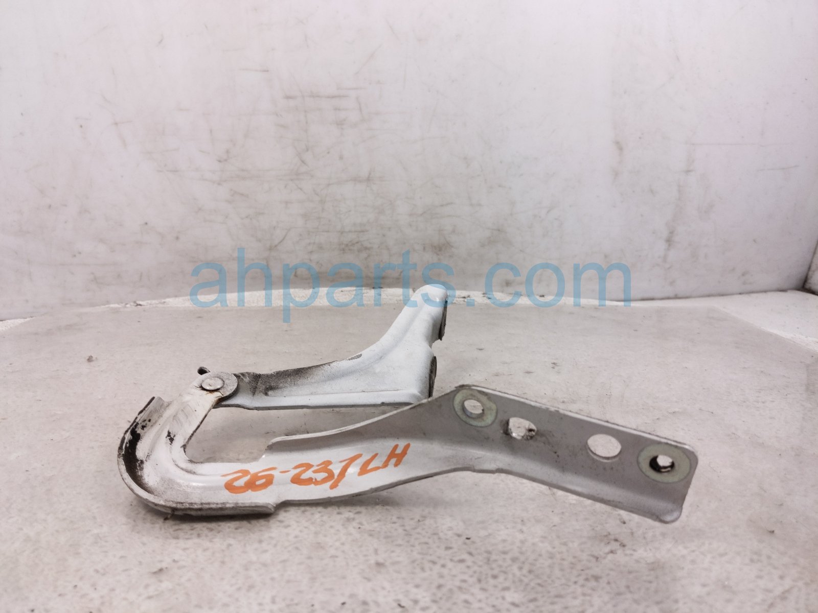 2020 Honda CR V Driver Hood Hinge White 60170 TLA A00ZZ Replacement 2020 Honda CR V Driver Hood Hinge White 60170 TLA A00ZZ Replacement thumbnail