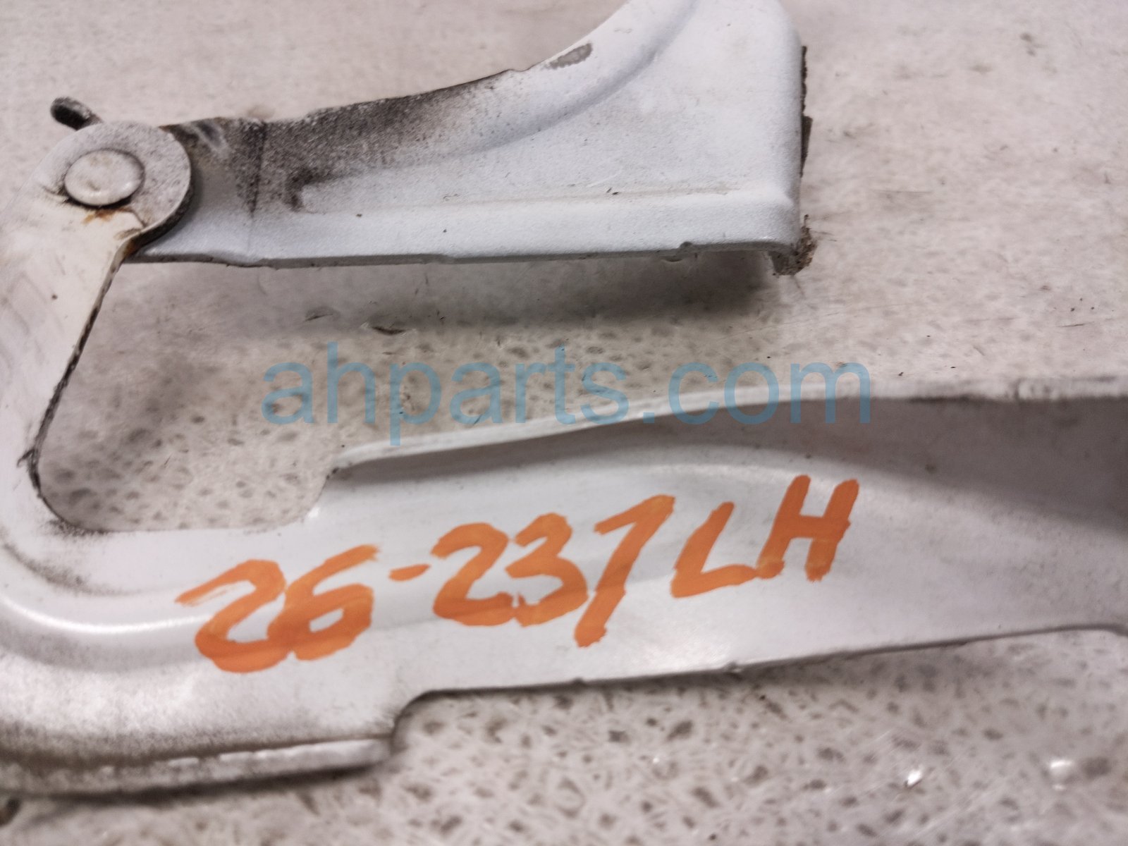 2020 Honda CR V Driver Hood Hinge White 60170 TLA A00ZZ Replacement 2020 Honda CR V Driver Hood Hinge White 60170 TLA A00ZZ Replacement thumbnail