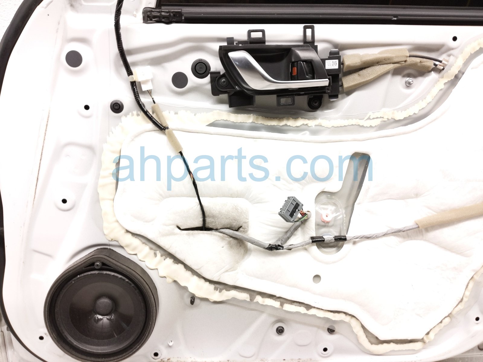 2019 Honda Accord Front Passenger Door White No Mirror/trim 67010 TVA 315ZZ Replacement 2019 Honda Accord Front Passenger Door White No Mirror/trim 67010 TVA 315ZZ Replacement thumbnail