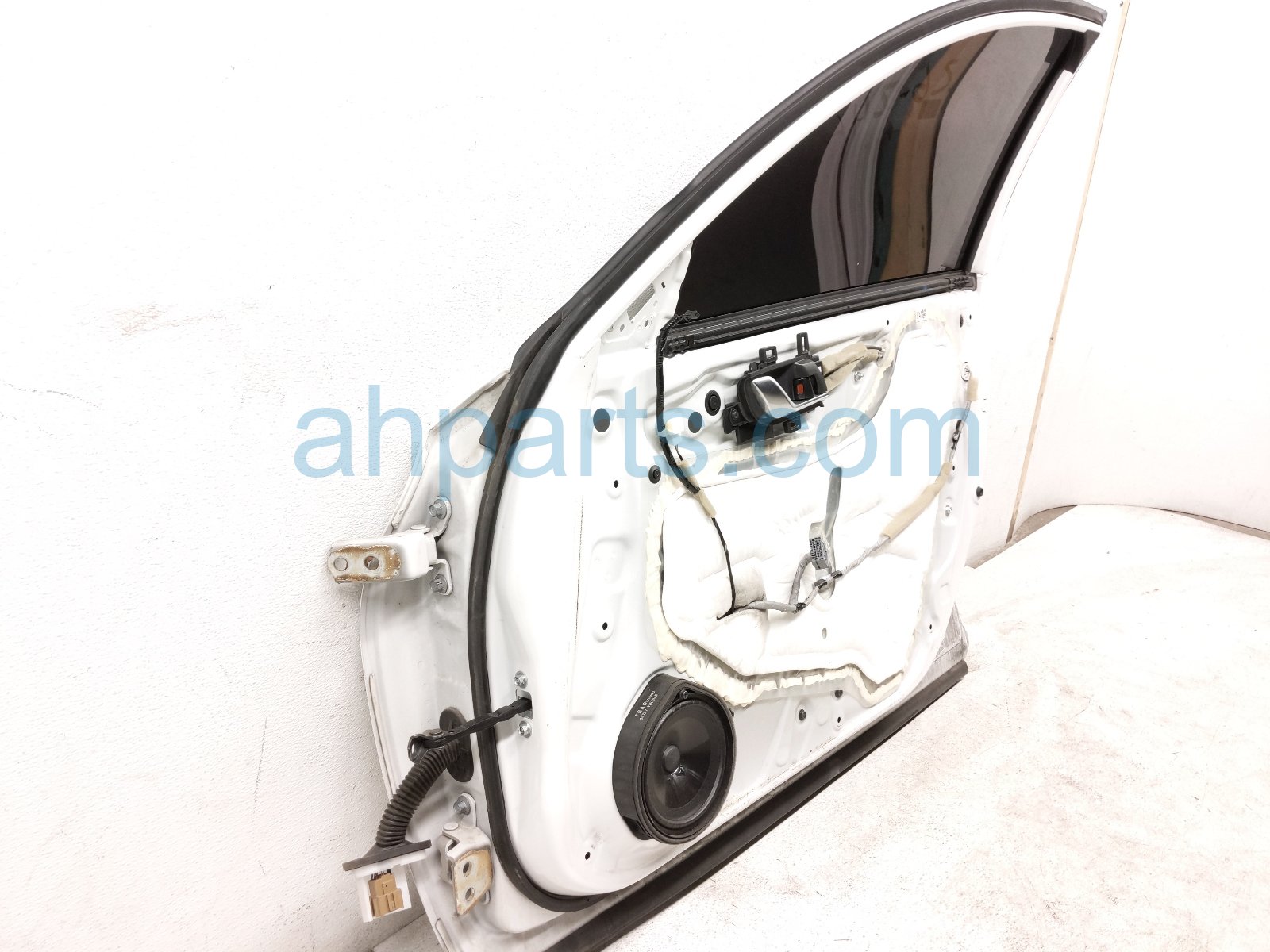 2019 Honda Accord Front Passenger Door White No Mirror/trim 67010 TVA 315ZZ Replacement 2019 Honda Accord Front Passenger Door White No Mirror/trim 67010 TVA 315ZZ Replacement thumbnail