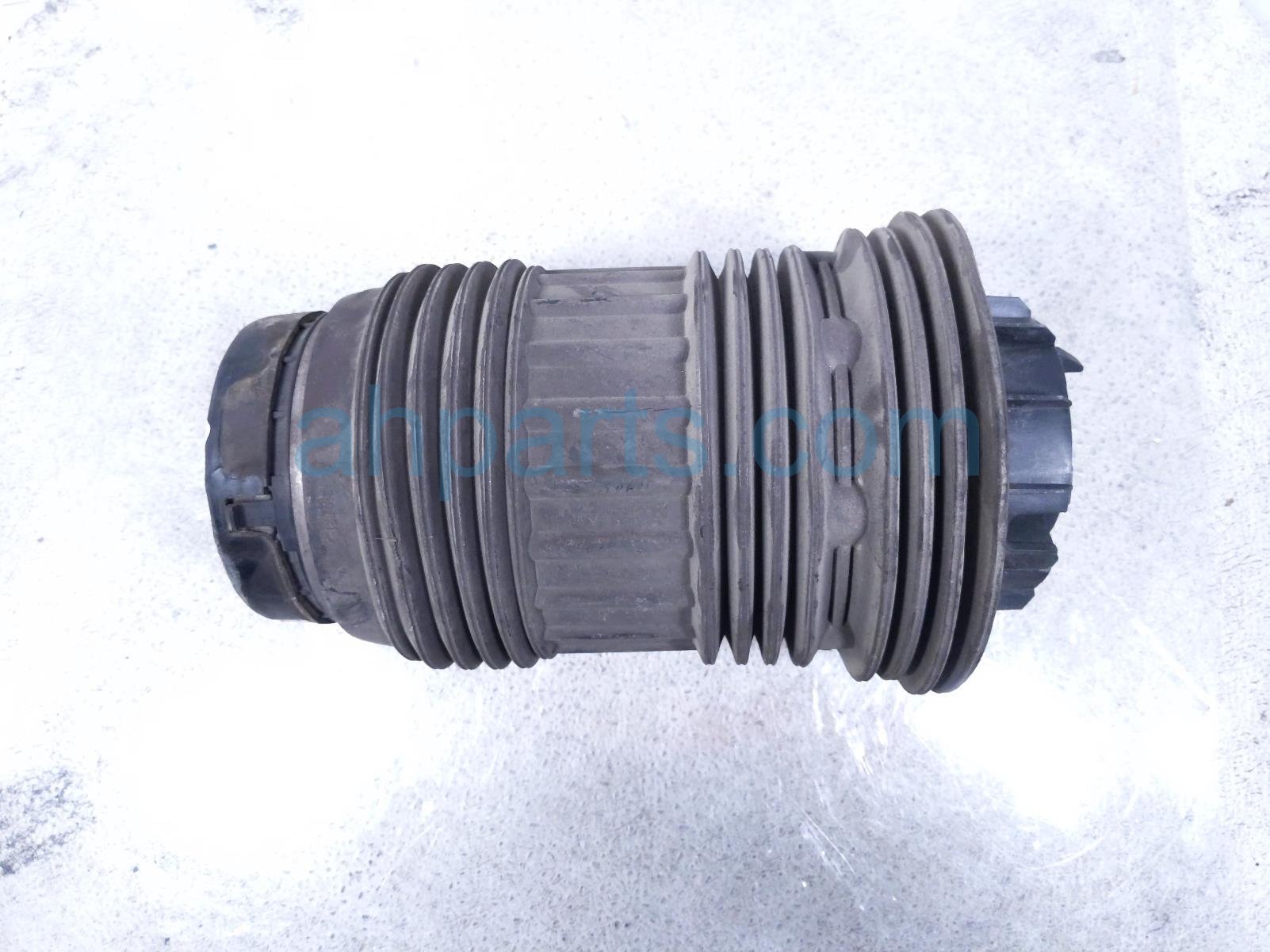 2011 Porsche Panamera Strut / / Shock Absorber Rear Passenger Air Suspension Spring Bag 970 333 533 35 Replacement 2011 Porsche Panamera Strut / / Shock Absorber Rear Passenger Air Suspension Spring Bag 970 333 533 35 Replacement thumbnail